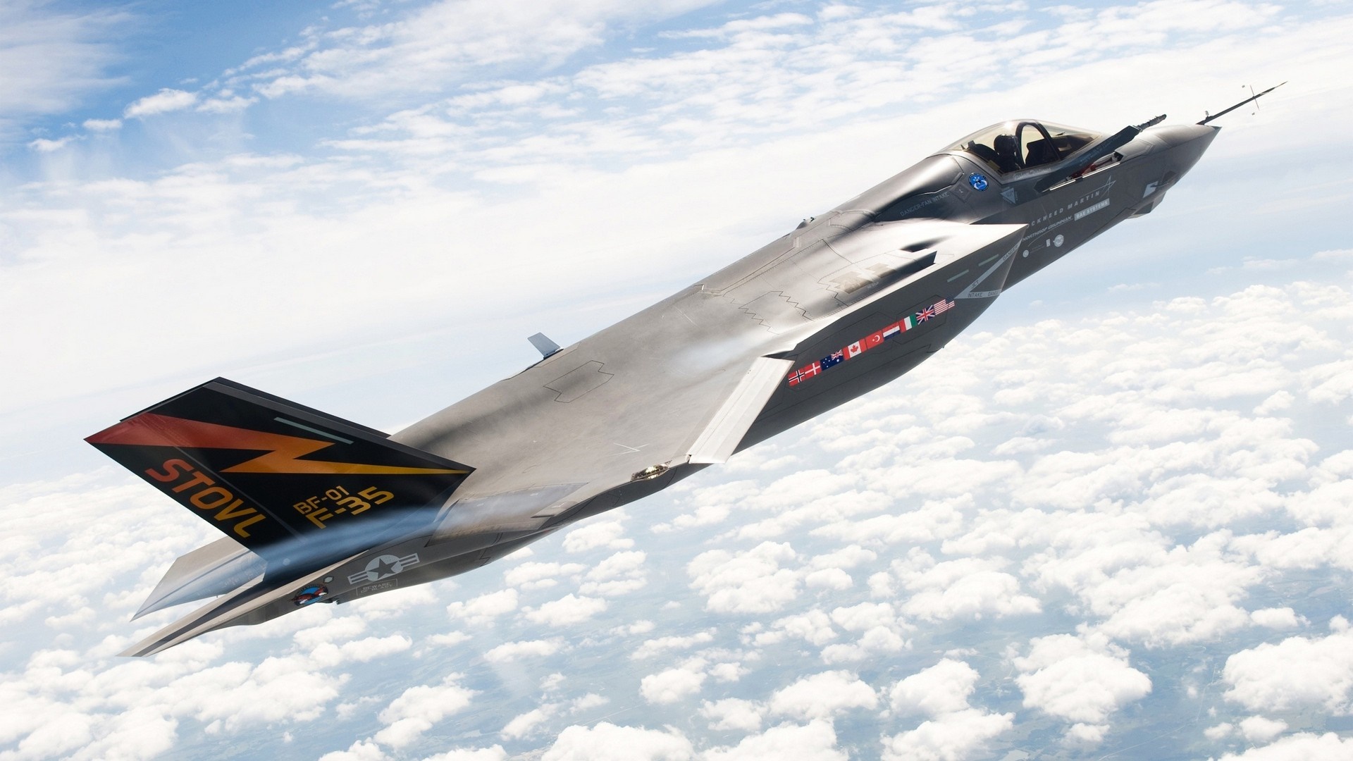 Lockheed Martin F-35 Lightning II STOVL aircraft in flight HD Wallpaper