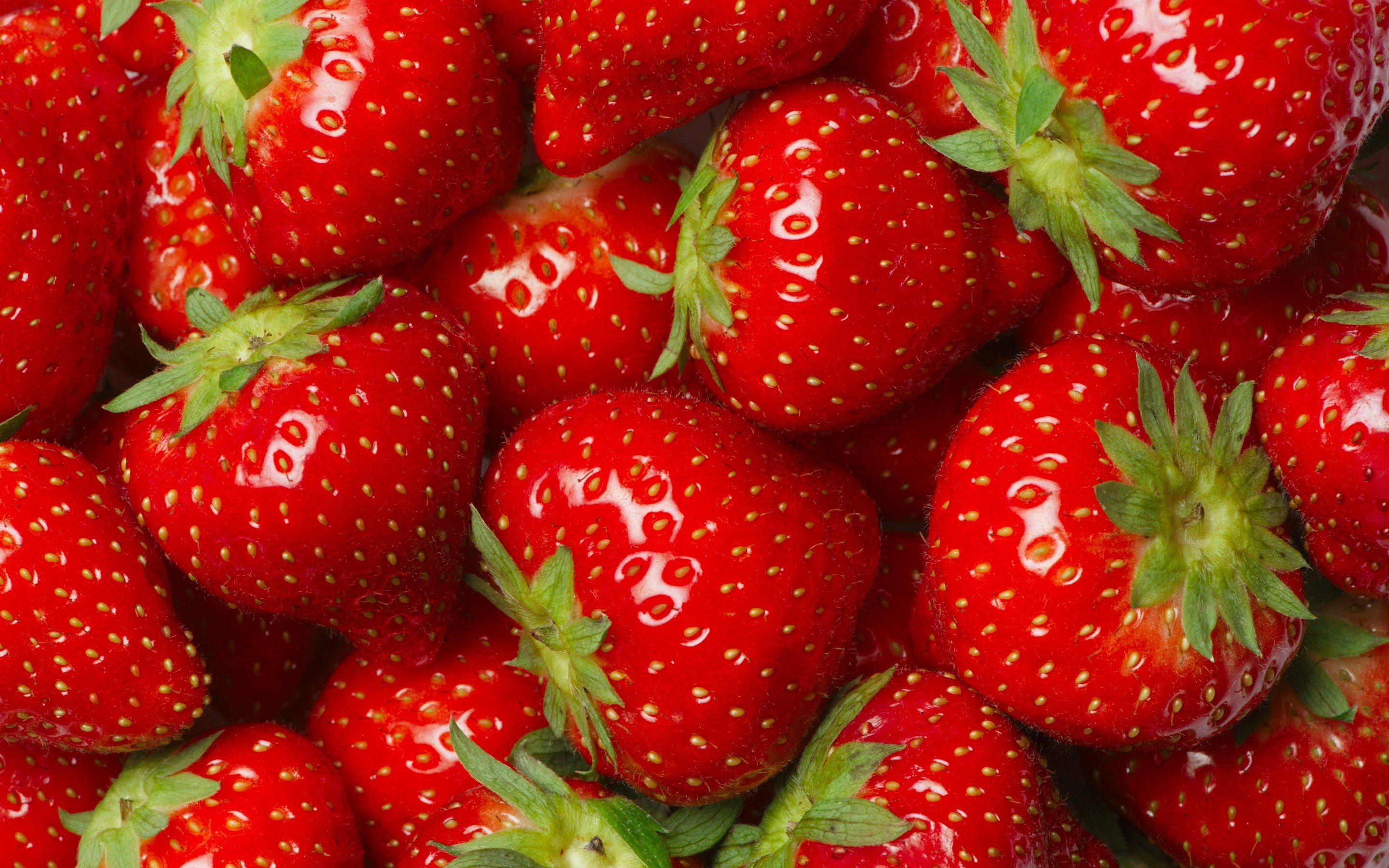 Close-up of fresh strawberries HD Wallpaper