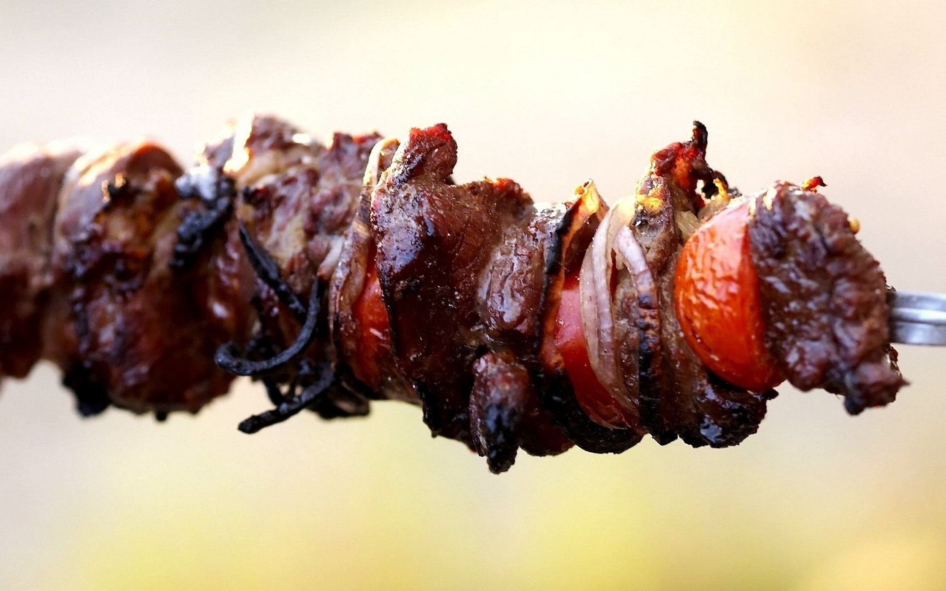Grilled meat and vegetables on a skewer HD Wallpaper