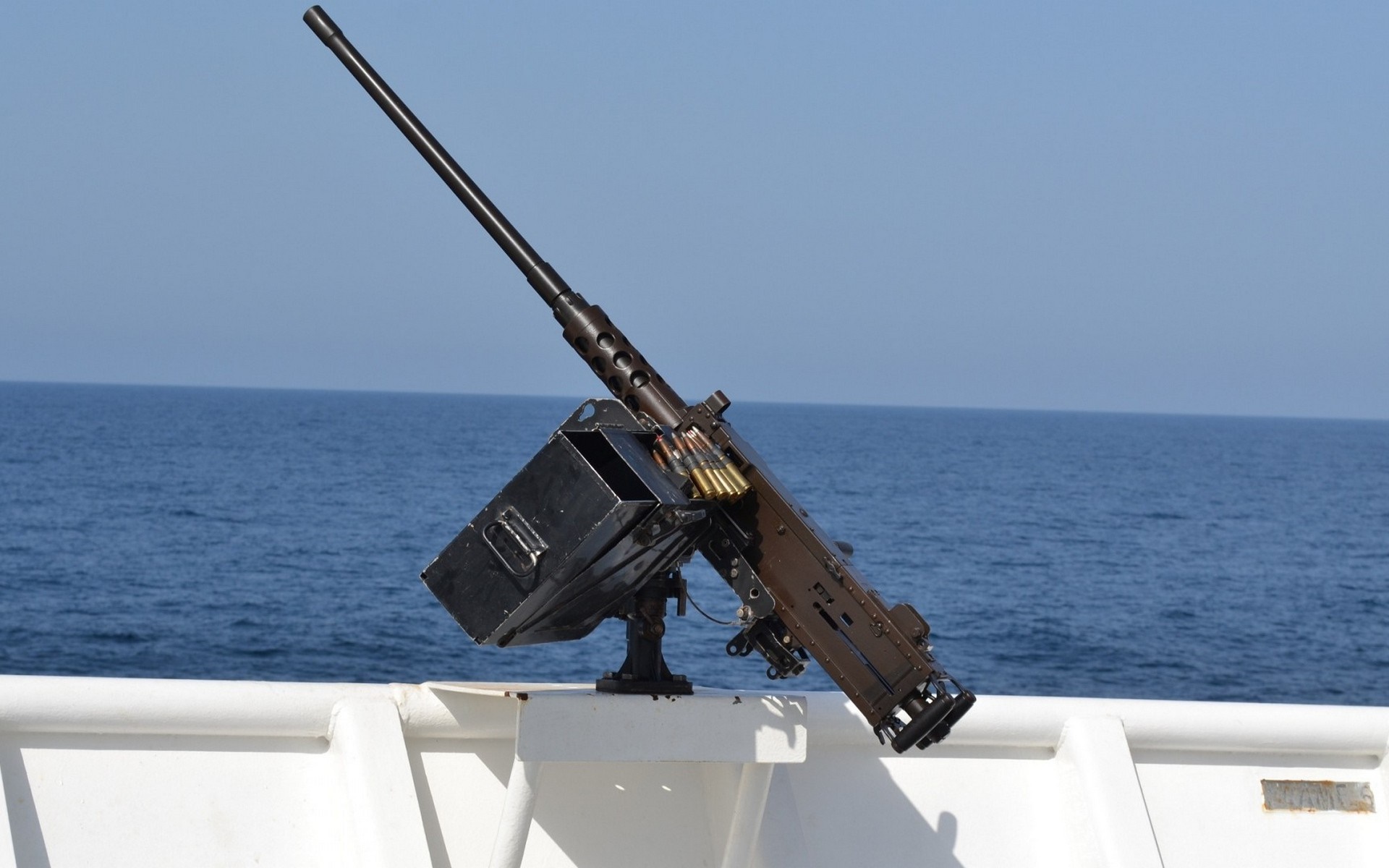 Heavy machine gun mounted on a ship deck HD Wallpaper