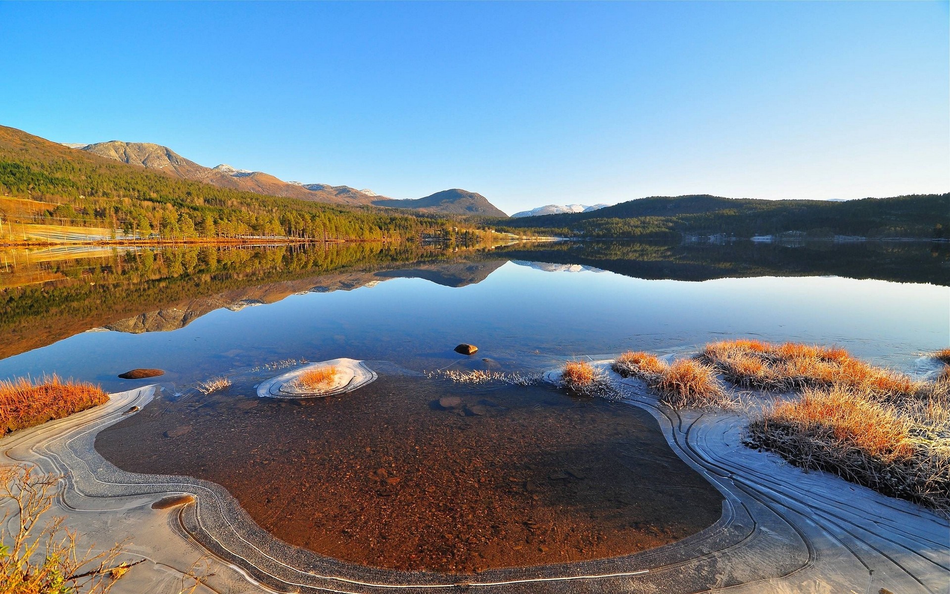 Lake and mountains with reflection in autumn HD Wallpaper