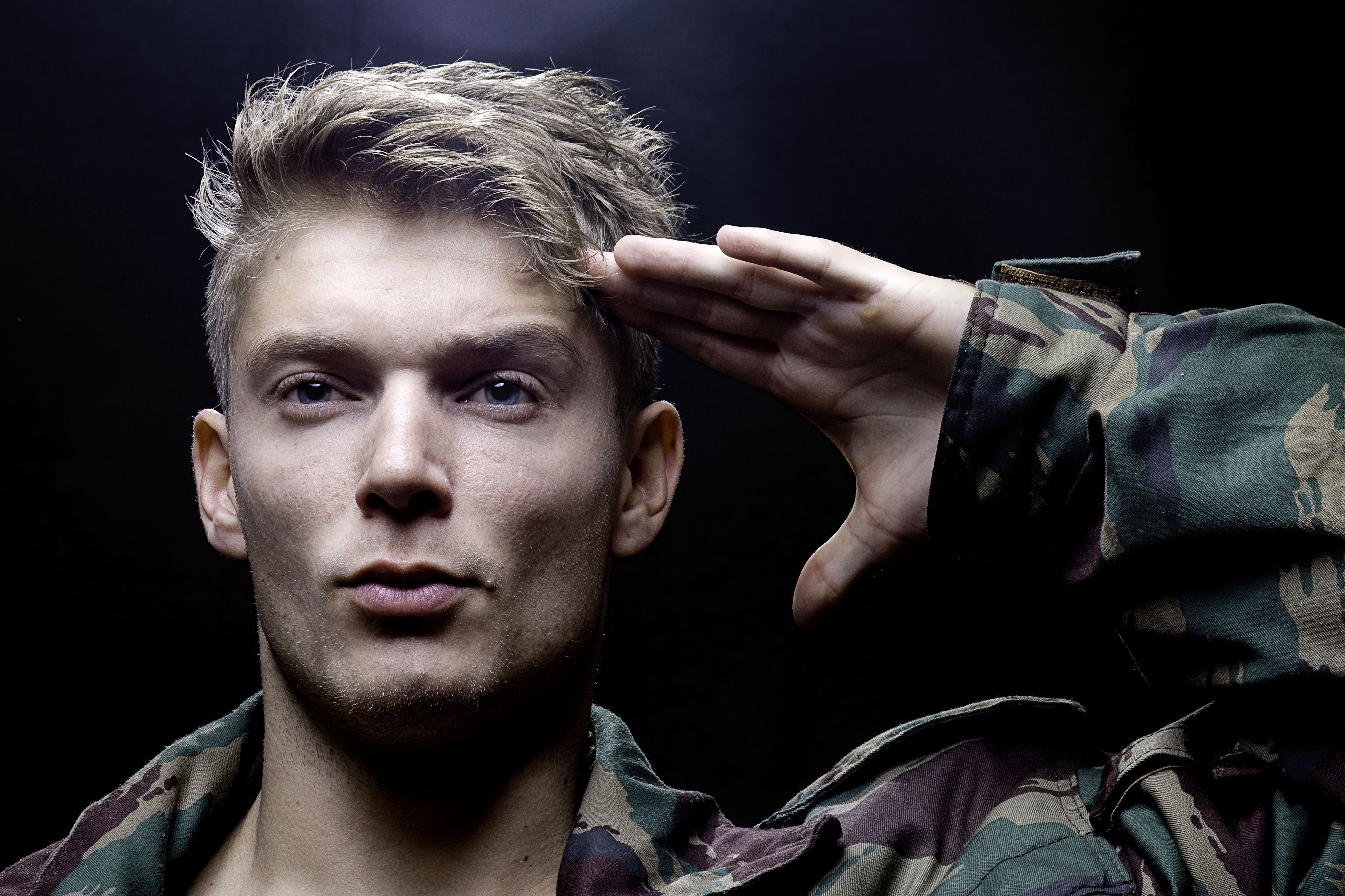 Man in camouflage uniform saluting HD Wallpaper