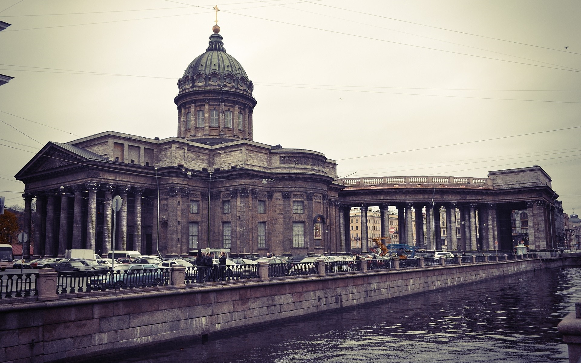 Kazan Cathedral in St. Petersburg on a cloudy day HD Wallpaper