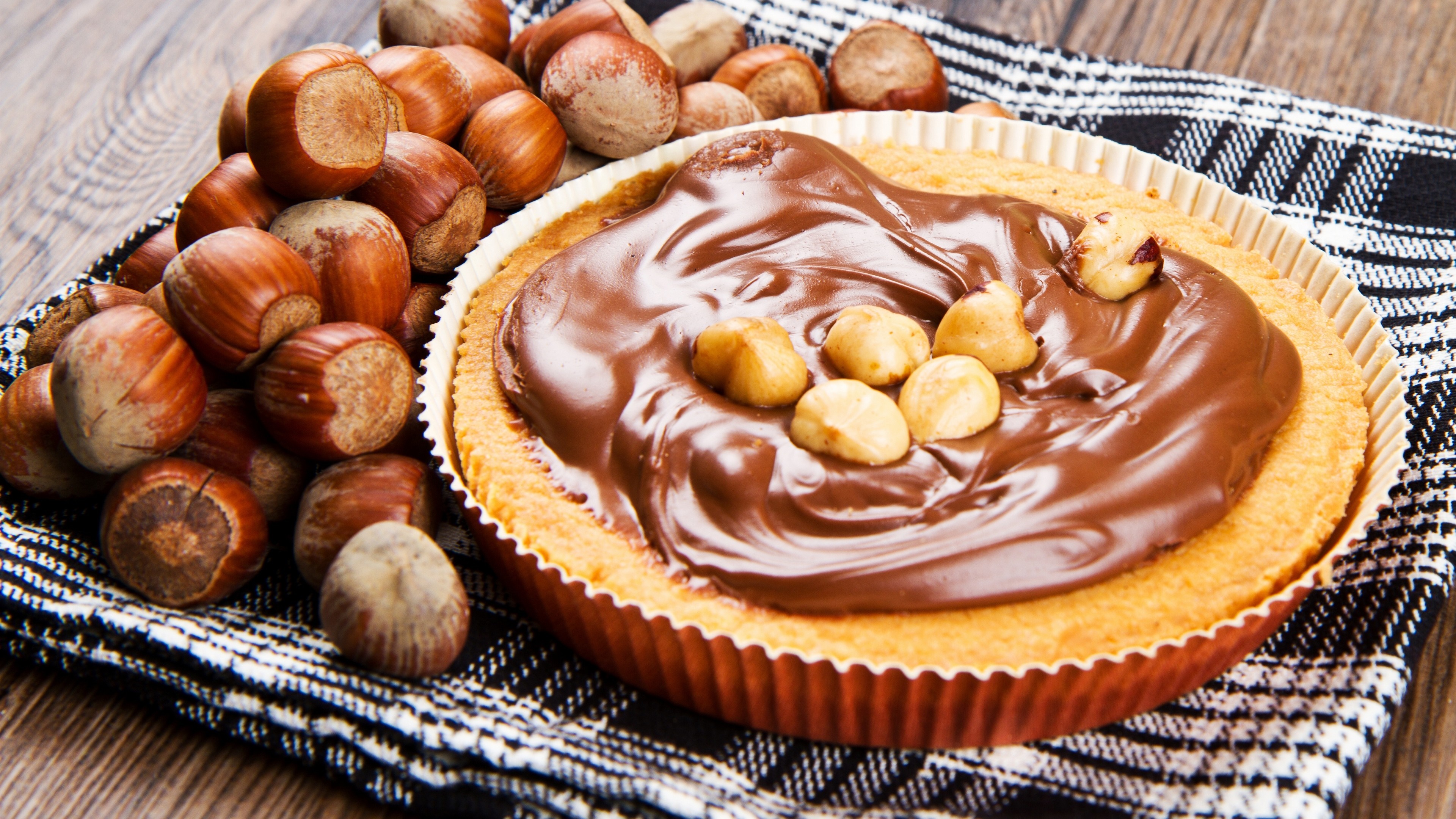 Hazelnut tart with chocolate spread and hazelnuts HD Wallpaper