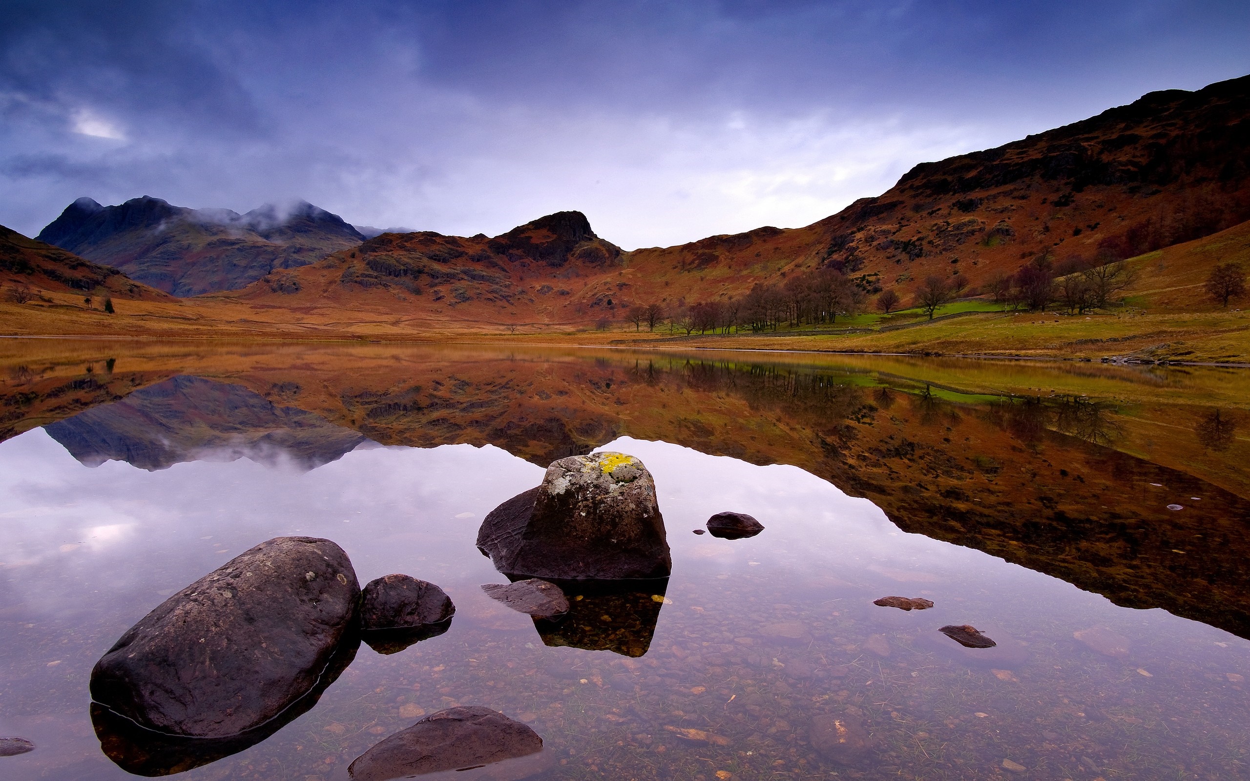 Lake reflection of mountains at dusk HD Wallpaper