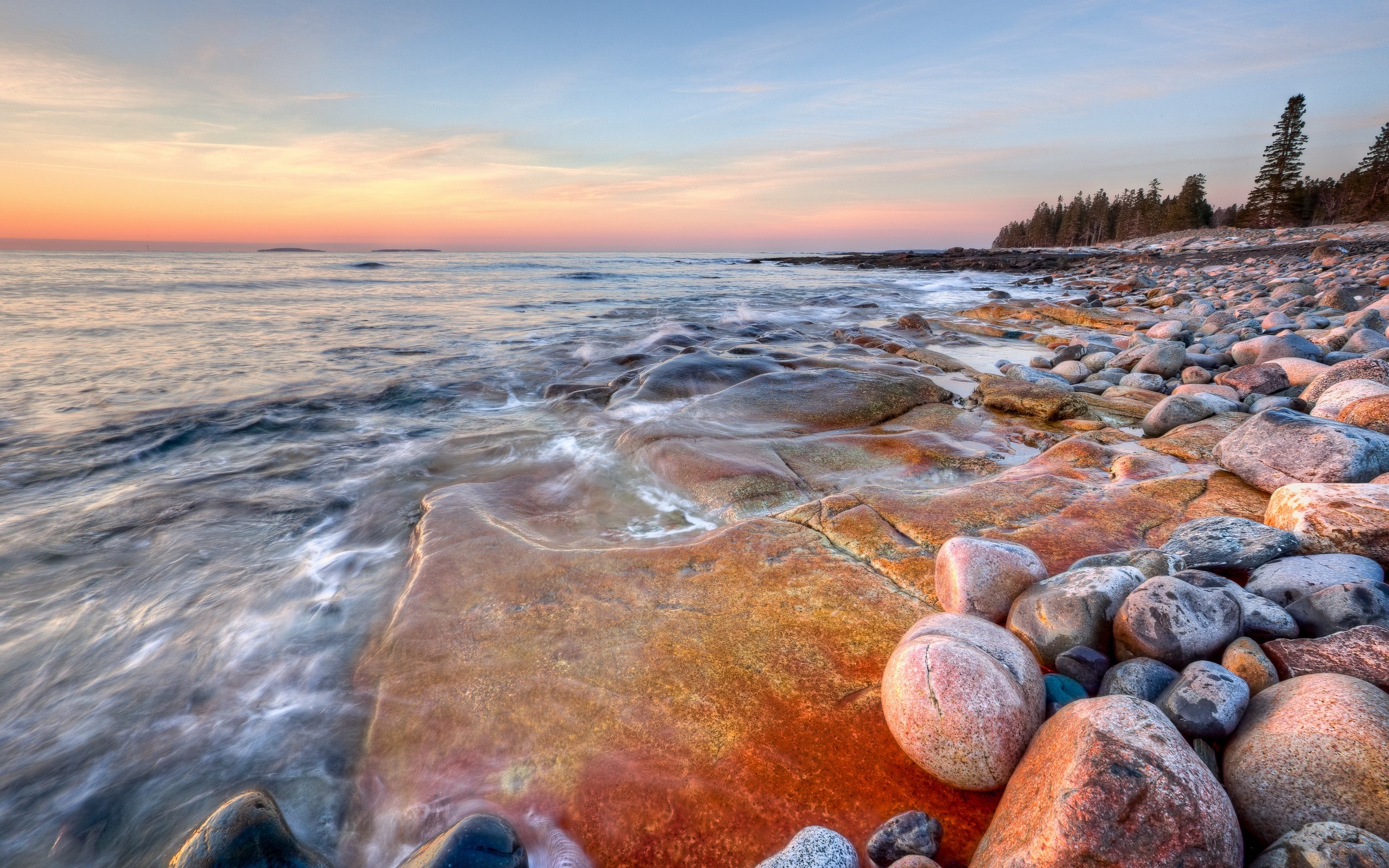 Rocky Shoreline at Sunset with Ocean Waves HD Wallpaper
