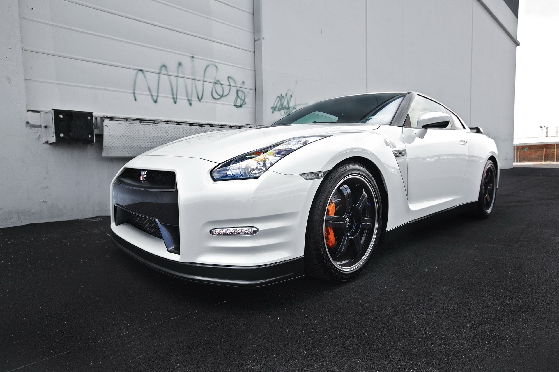 White Nissan GT-R R35 parked by a wall HD Wallpaper