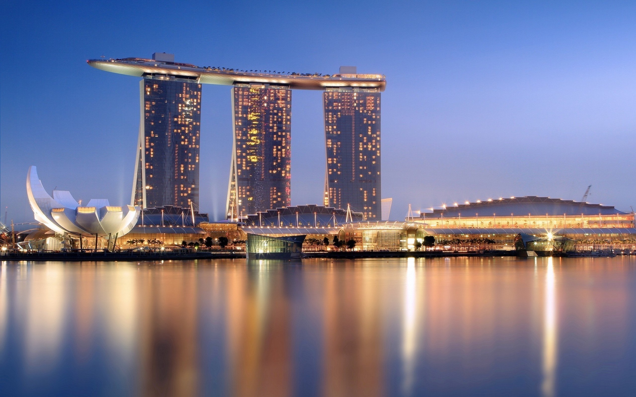 Marina Bay Sands hotel and ArtScience Museum at night HD Wallpaper