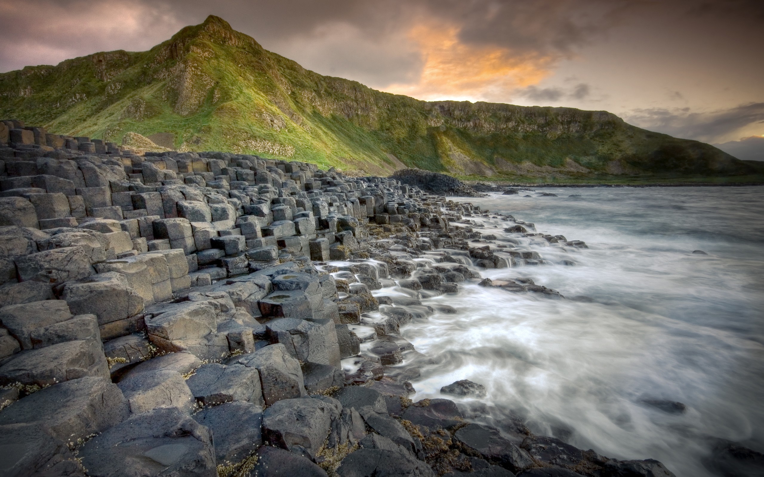 Giants Causeway landscape with ocean and mountain HD Wallpaper