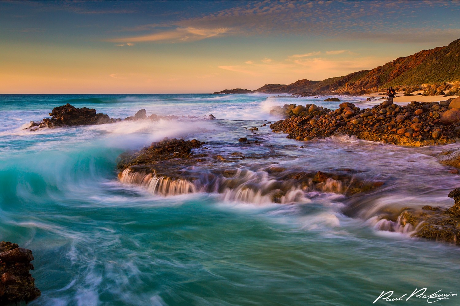 Ocean waves crashing on rocky shore at sunset HD Wallpaper