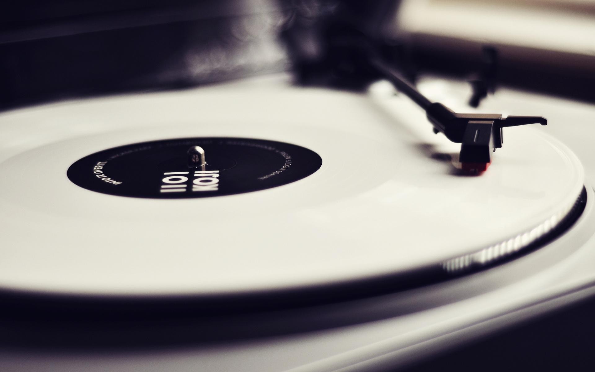 Close up of a white vinyl record on a turntable HD Wallpaper
