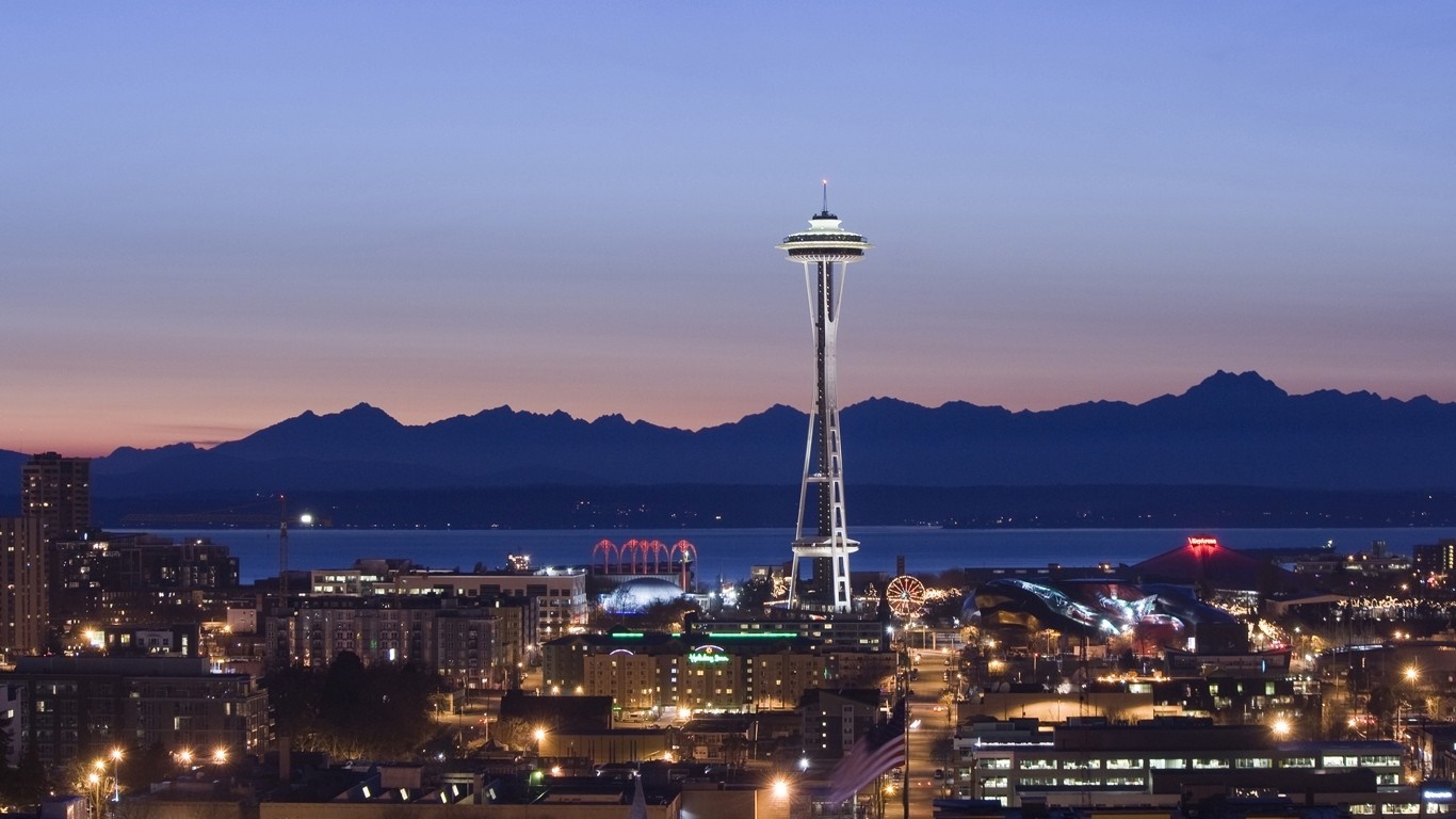 Seattle skyline with Space Needle at dusk HD Wallpaper