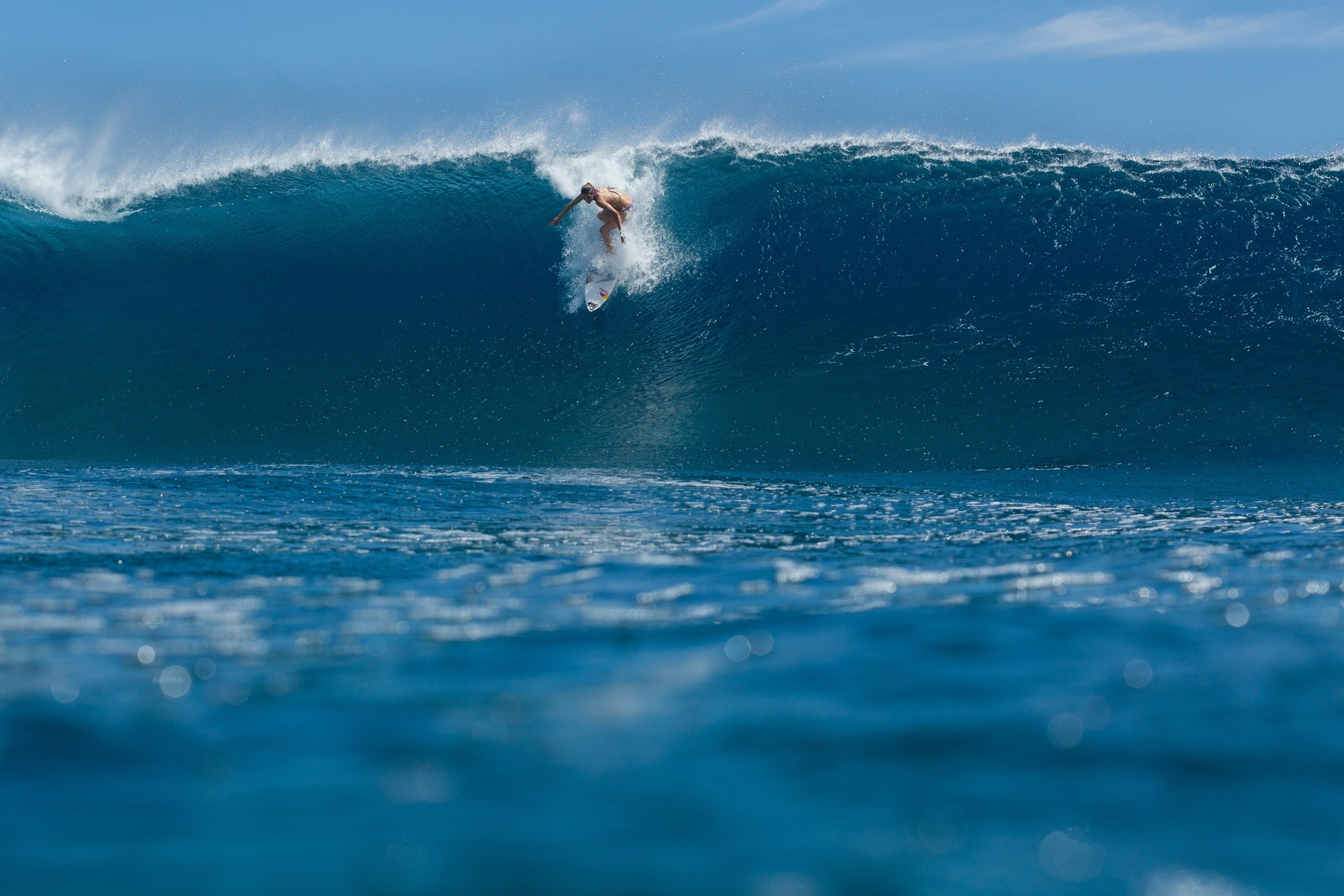 Surfer riding a large wave in the ocean HD Wallpaper