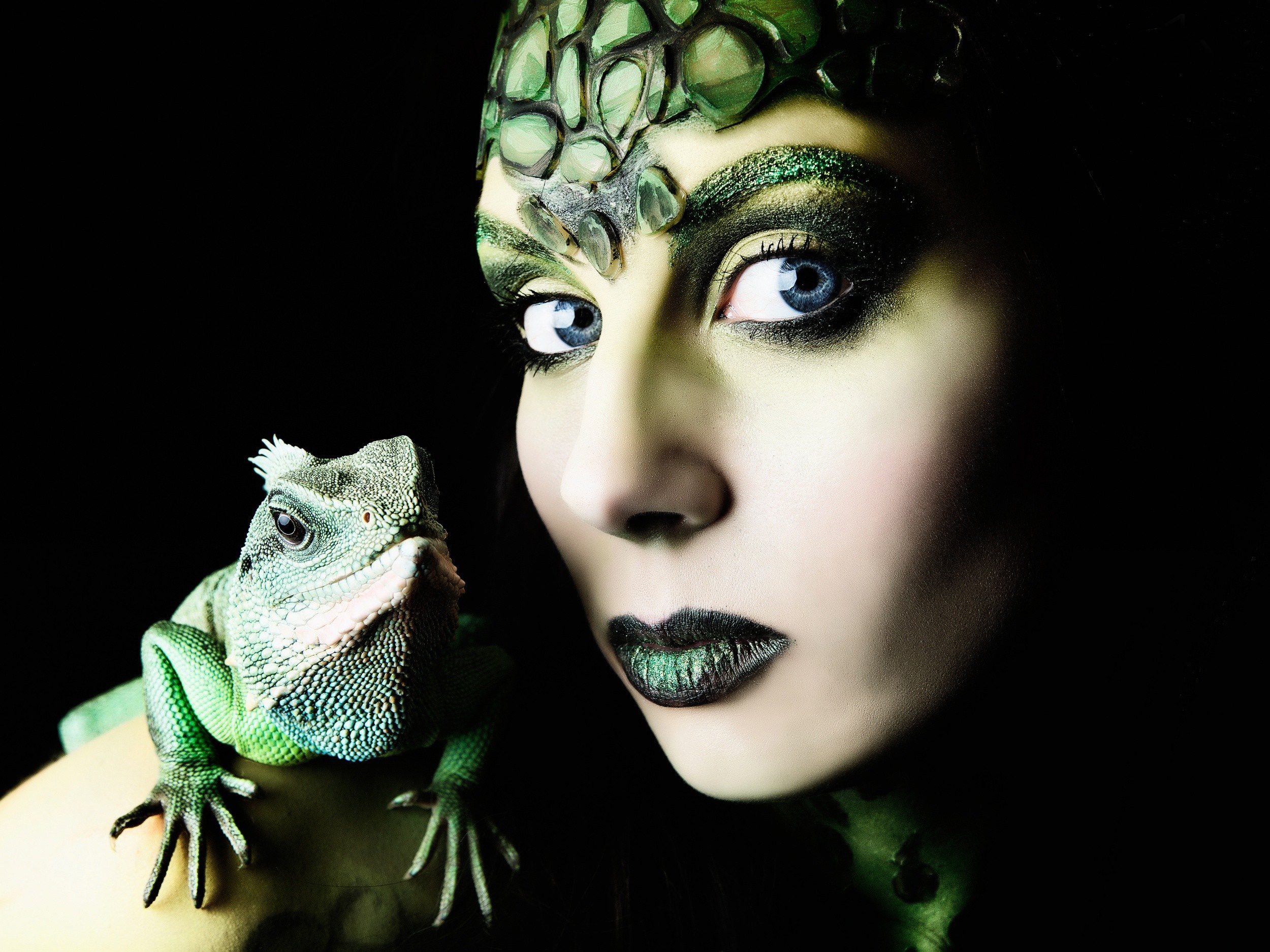 Woman with green makeup and lizard HD Wallpaper