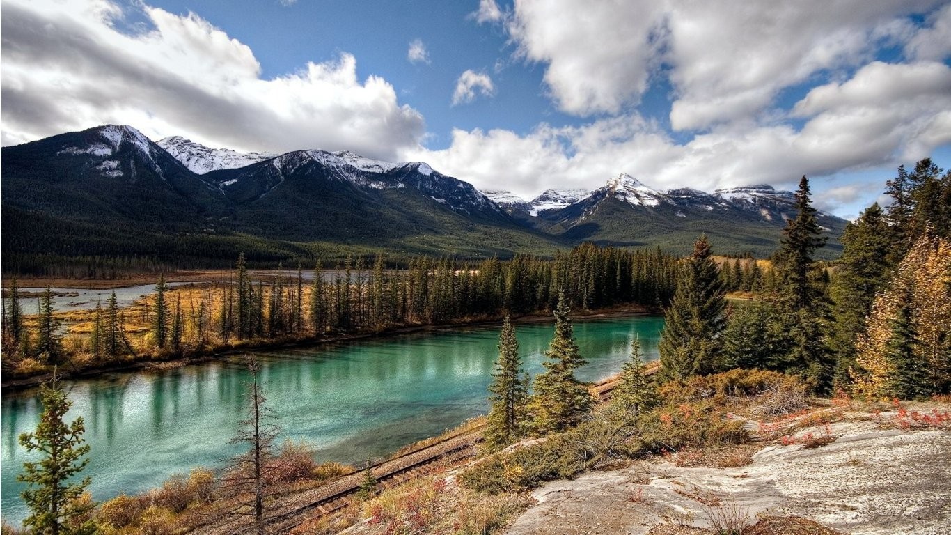 Turquoise river and snow-capped mountains in Canada HD Wallpaper
