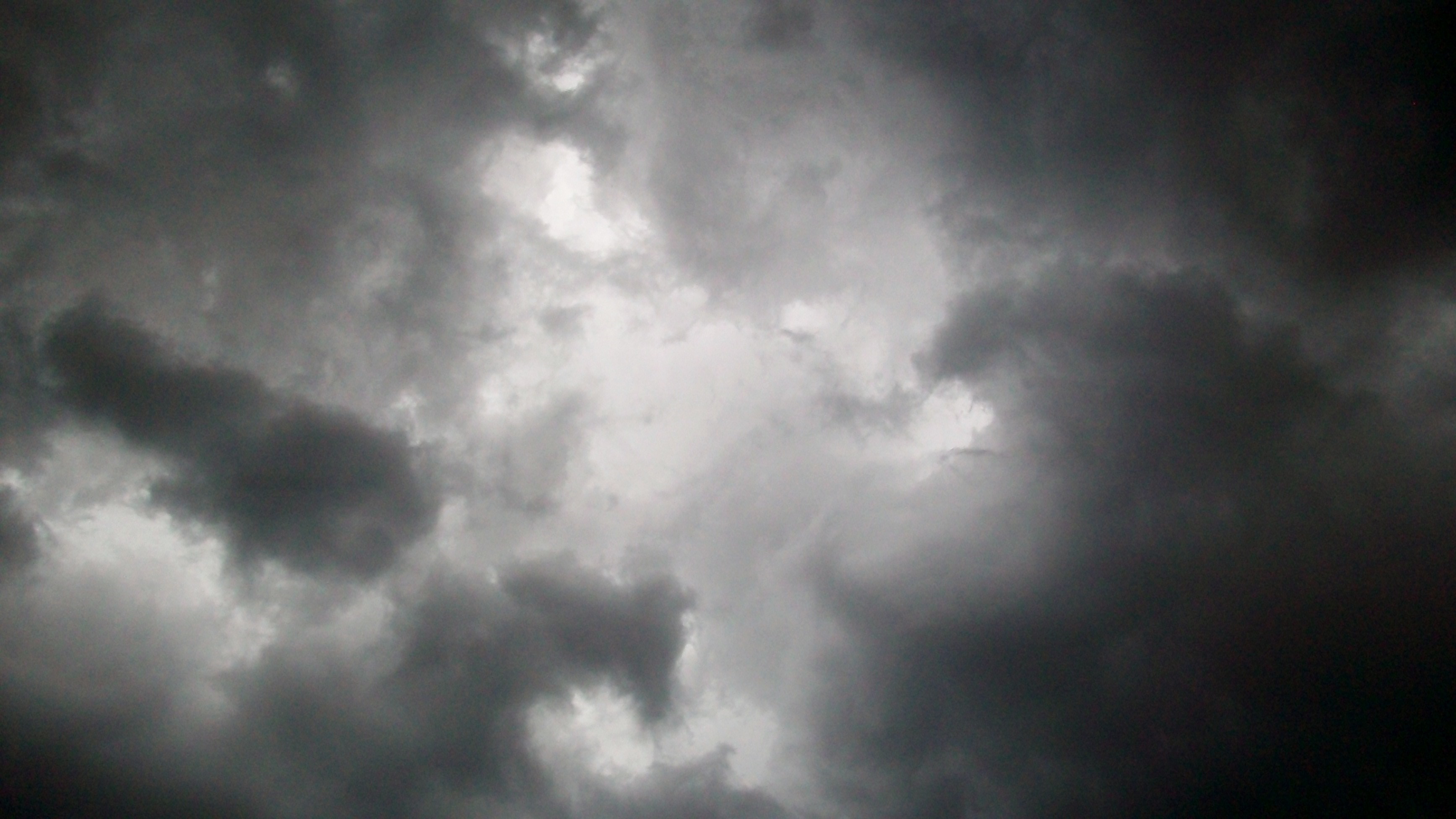 Dark storm clouds in the sky HD Wallpaper