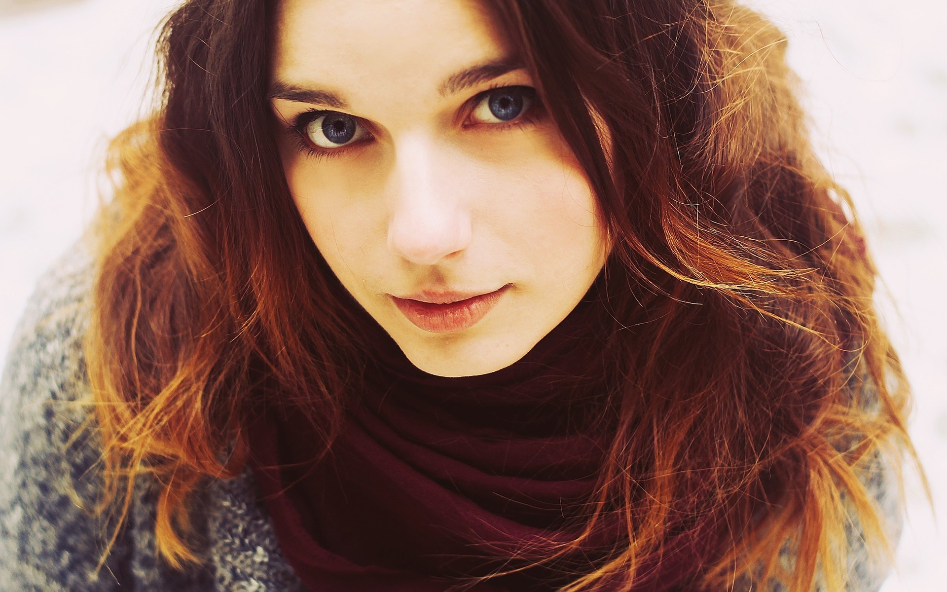 Close-up portrait of a young woman with blue eyes HD Wallpaper
