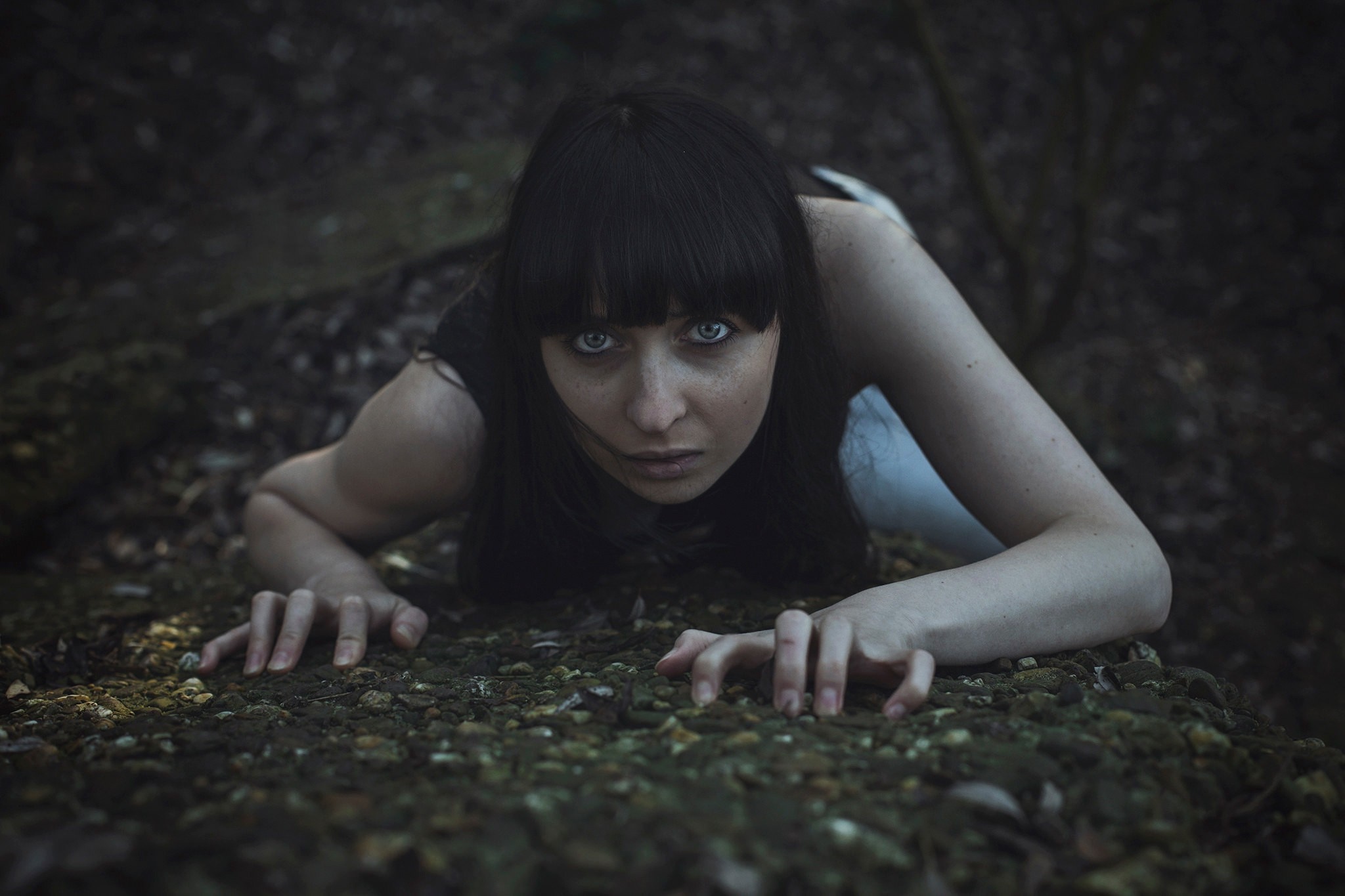 Woman crawling on the ground in the dark HD Wallpaper
