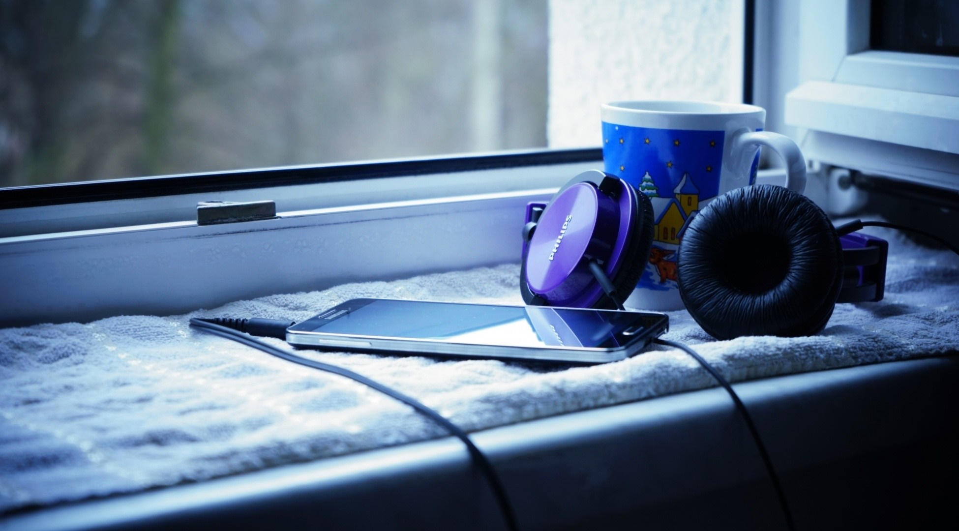 Samsung phone and headphones on a windowsill HD Wallpaper