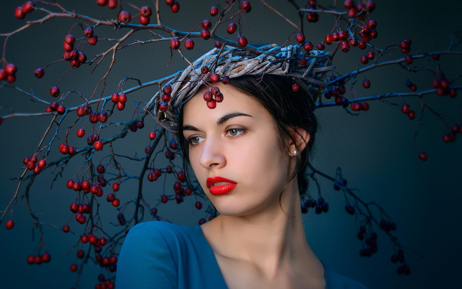 Woman with red berries and a wreath HD Wallpaper
