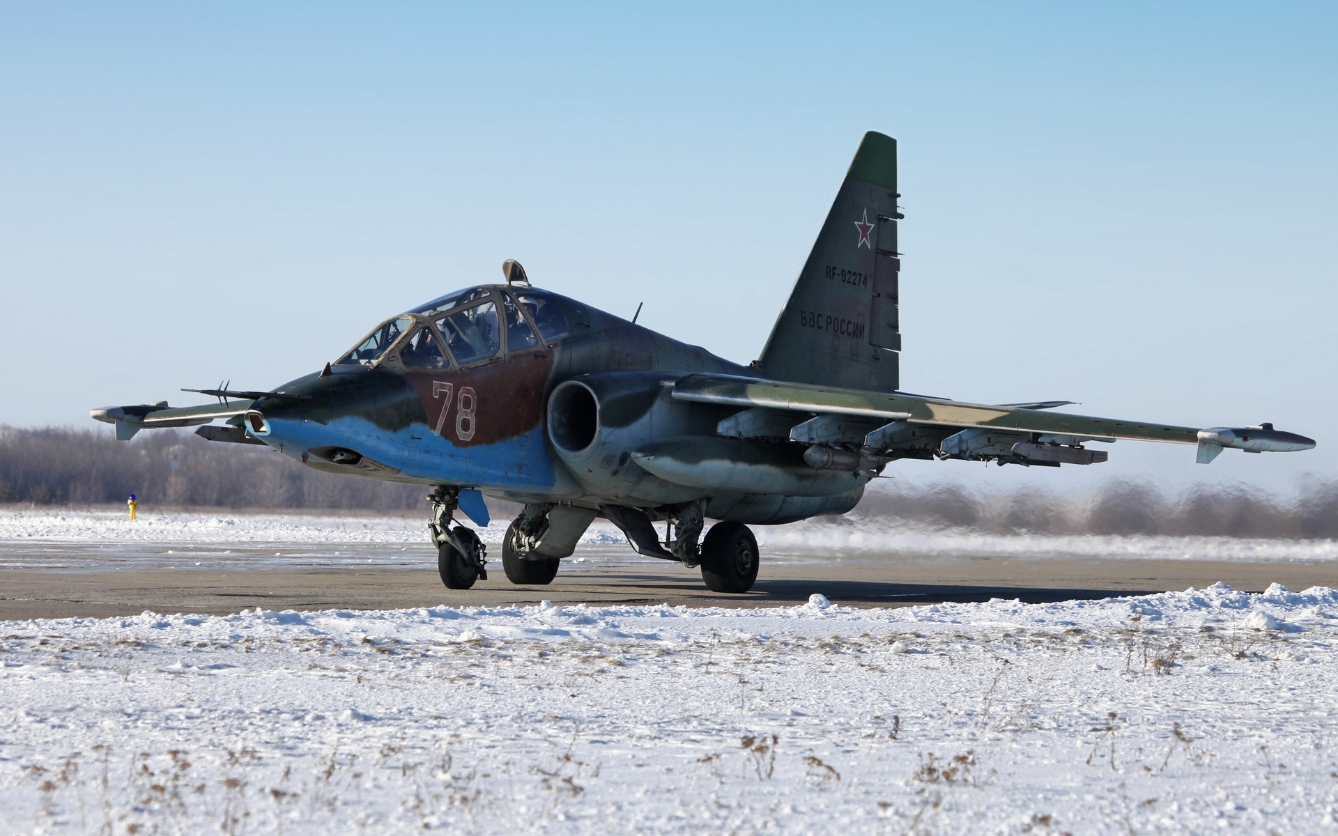 Sukhoi Su-25 Frogfoot military aircraft on runway HD Wallpaper