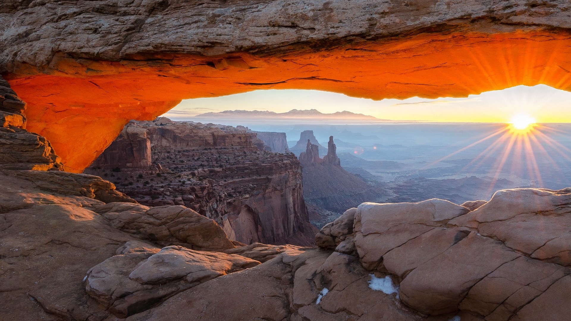 Sunrise through Mesa Arch, Canyonlands National Park HD Wallpaper