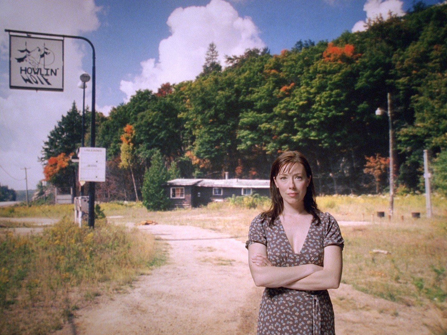 Molly Parker in front of Howlin' Motel sign HD Wallpaper