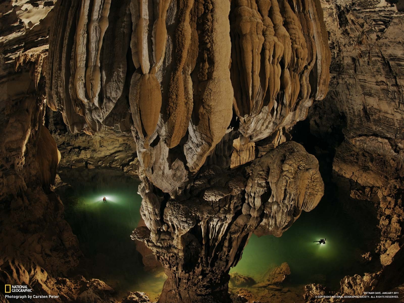 Cave divers in Vietnam cave with stalactites HD Wallpaper