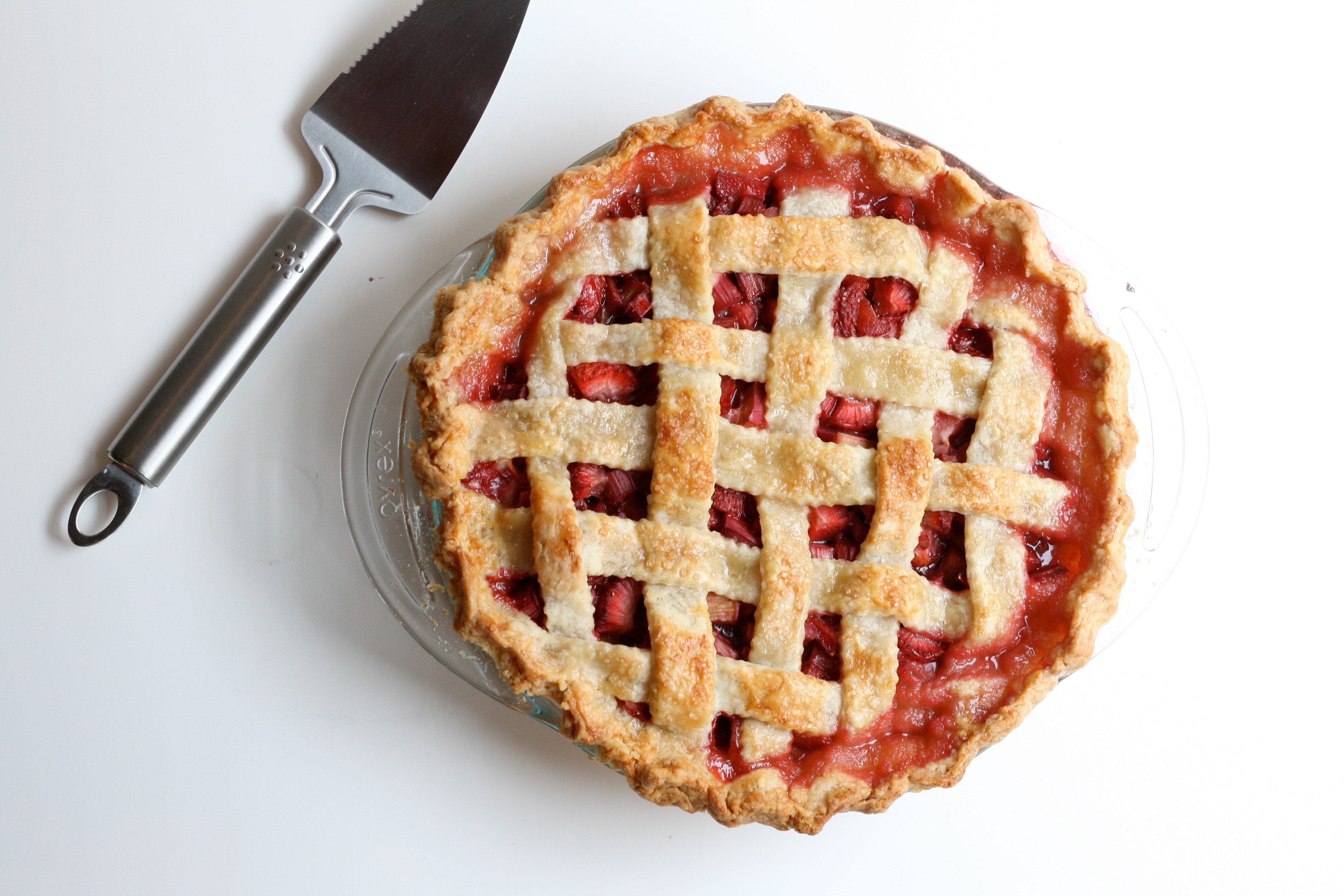 Strawberry Rhubarb Pie with Pie Server HD Wallpaper