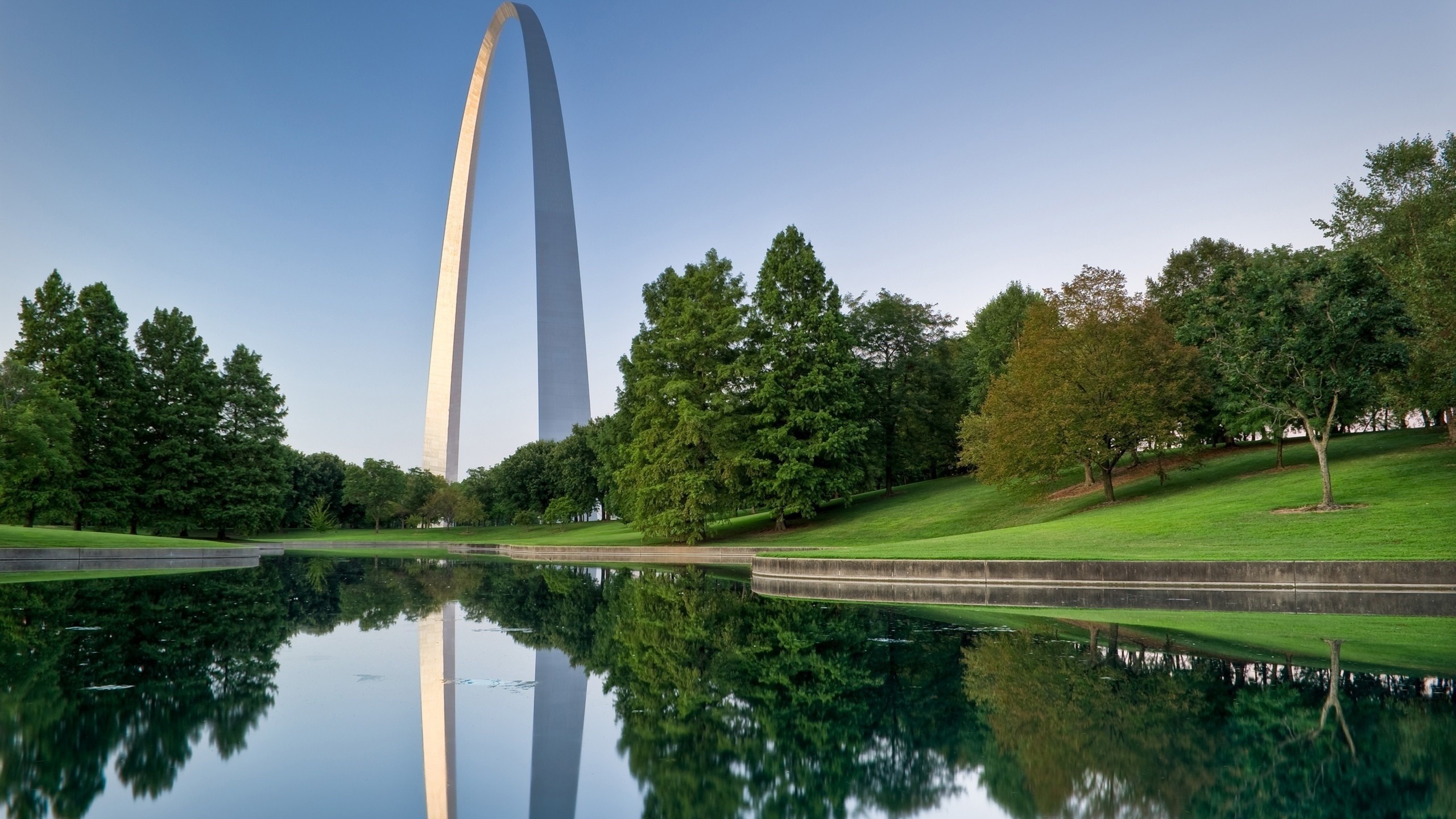 Gateway Arch National Park reflecting pool and trees HD Wallpaper
