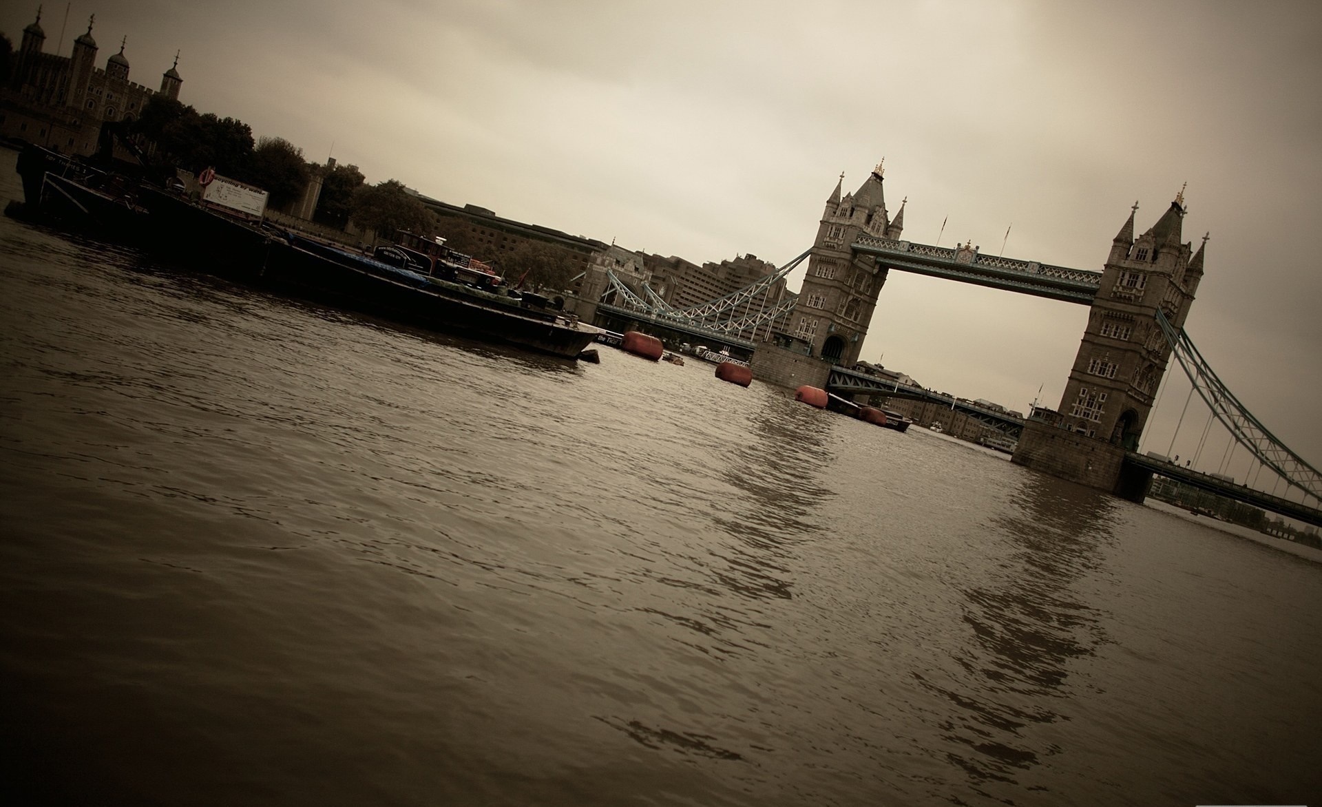 Tower Bridge over the River Thames in London HD Wallpaper