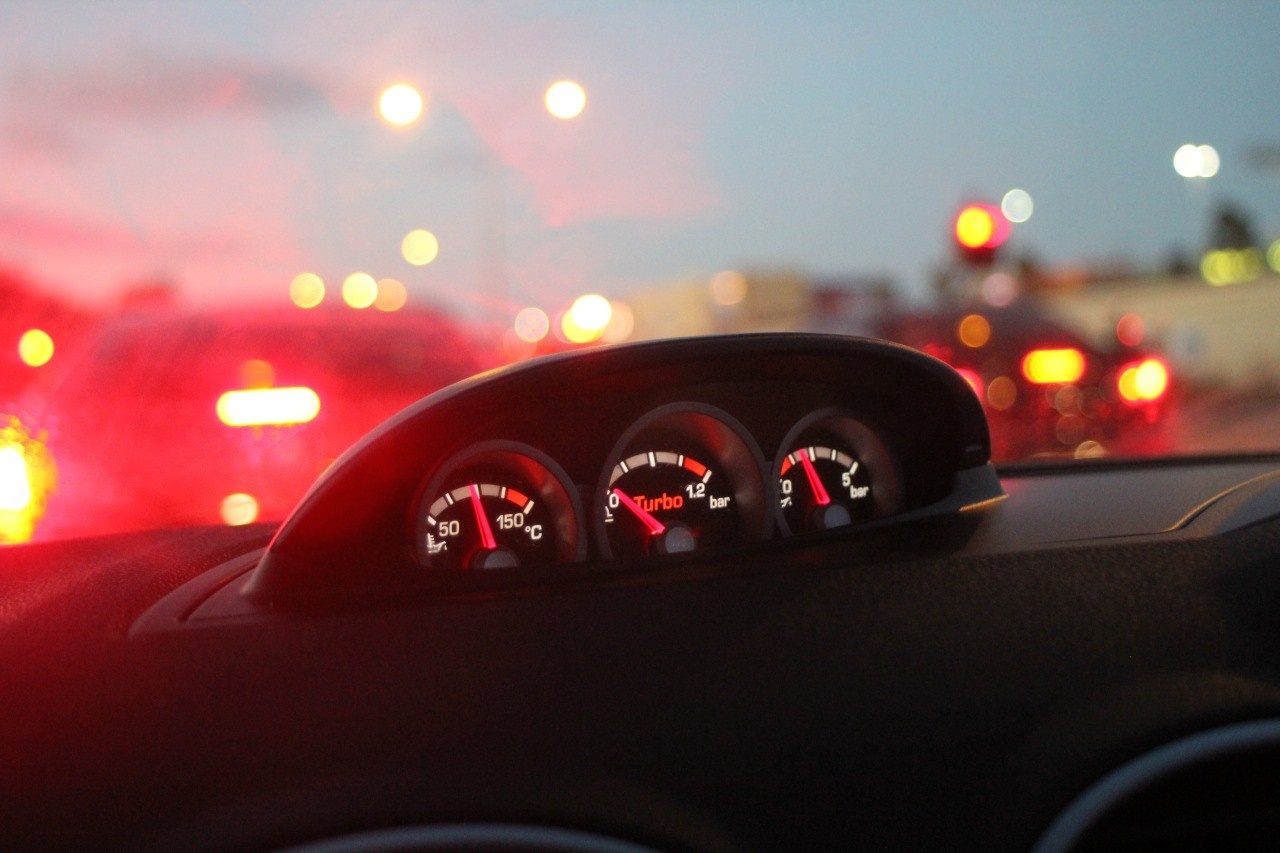Ford Focus ST dashboard gauges at night HD Wallpaper