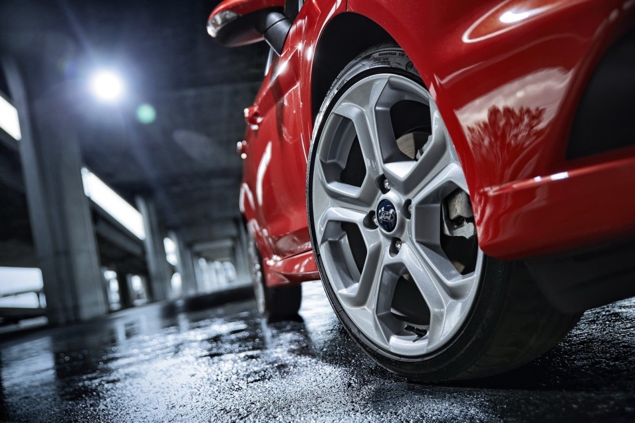 Red Ford Fiesta ST wheel and tire on wet asphalt HD Wallpaper