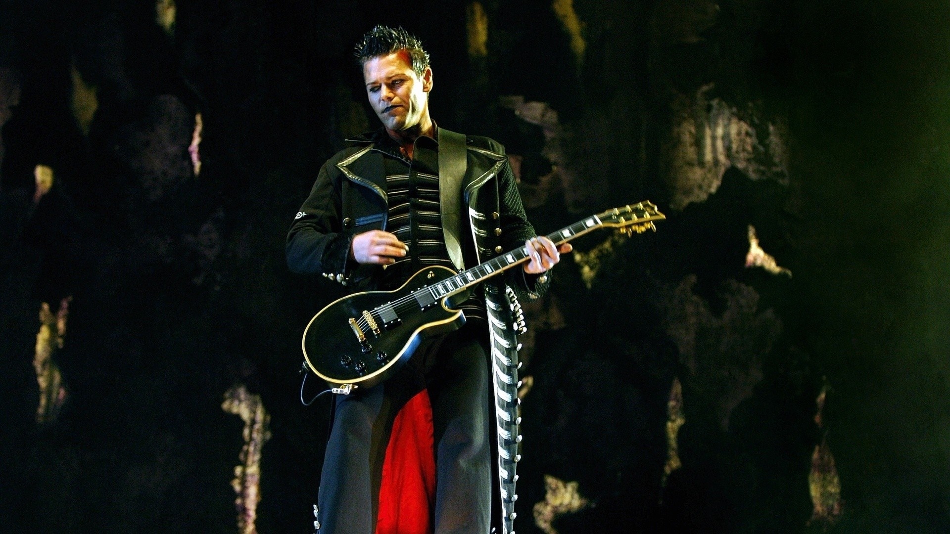 Richard Kruspe playing guitar on stage HD Wallpaper