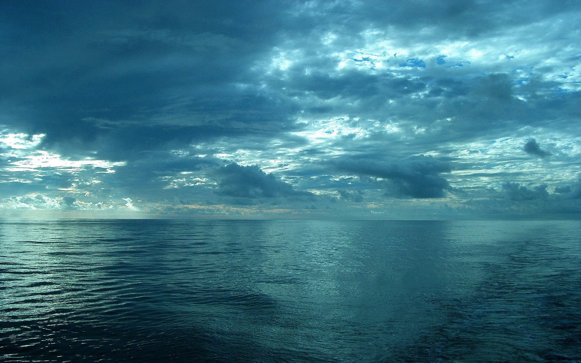 Ocean and cloudy sky at dusk HD Wallpaper