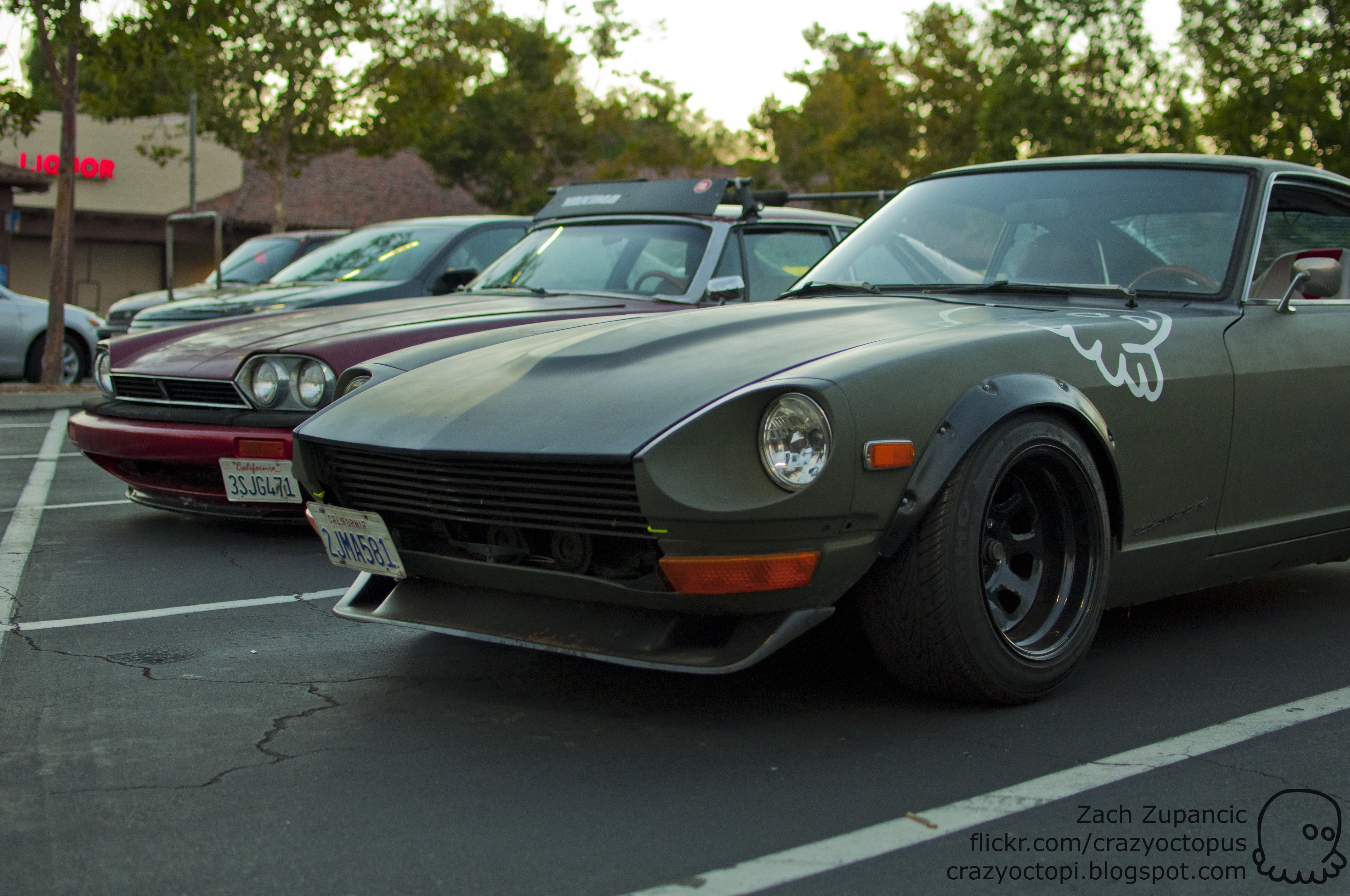 Several cars parked in a lot, including a Datsun Z HD Wallpaper