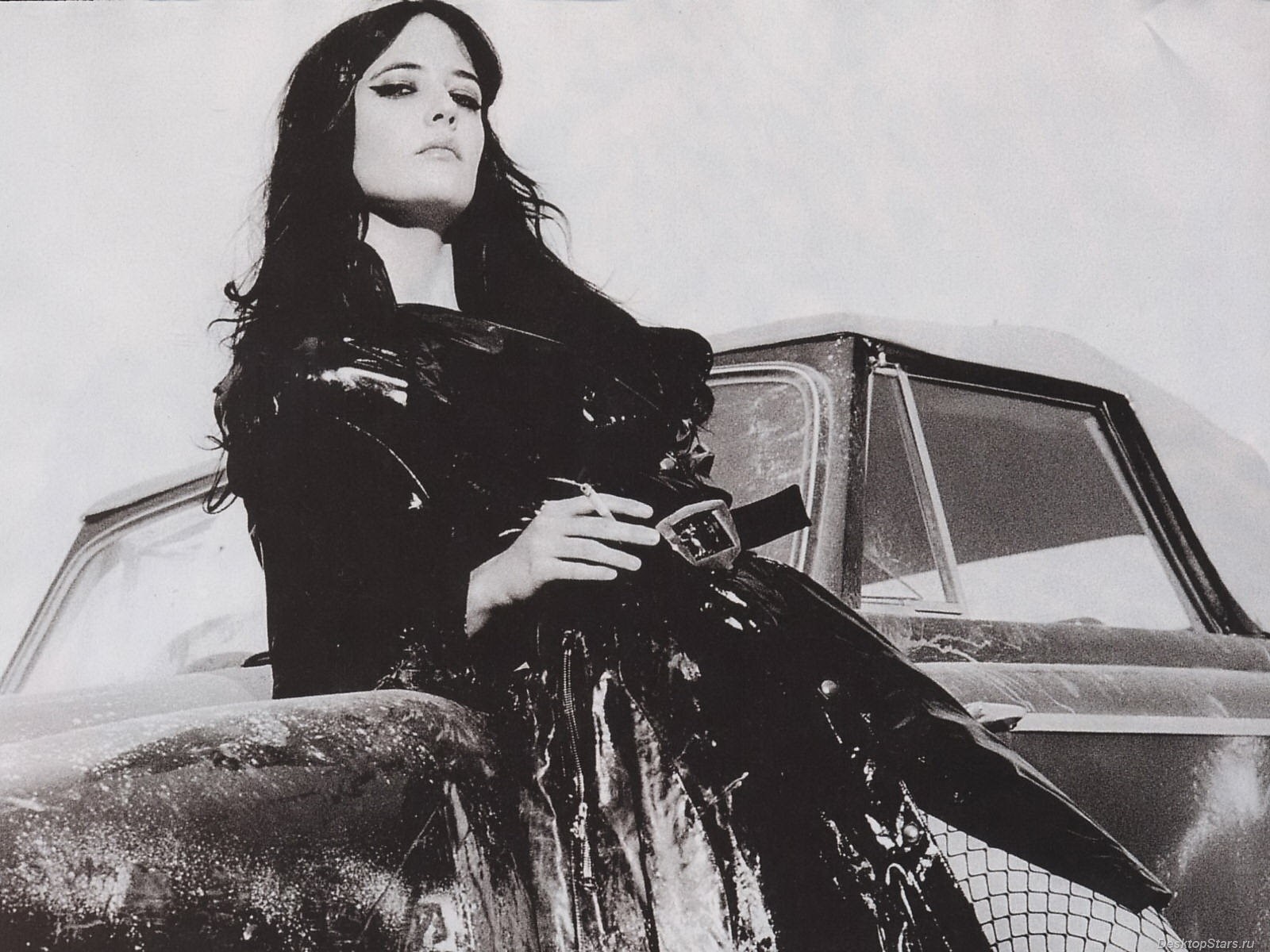 Eva Green posing by a vintage car HD Wallpaper