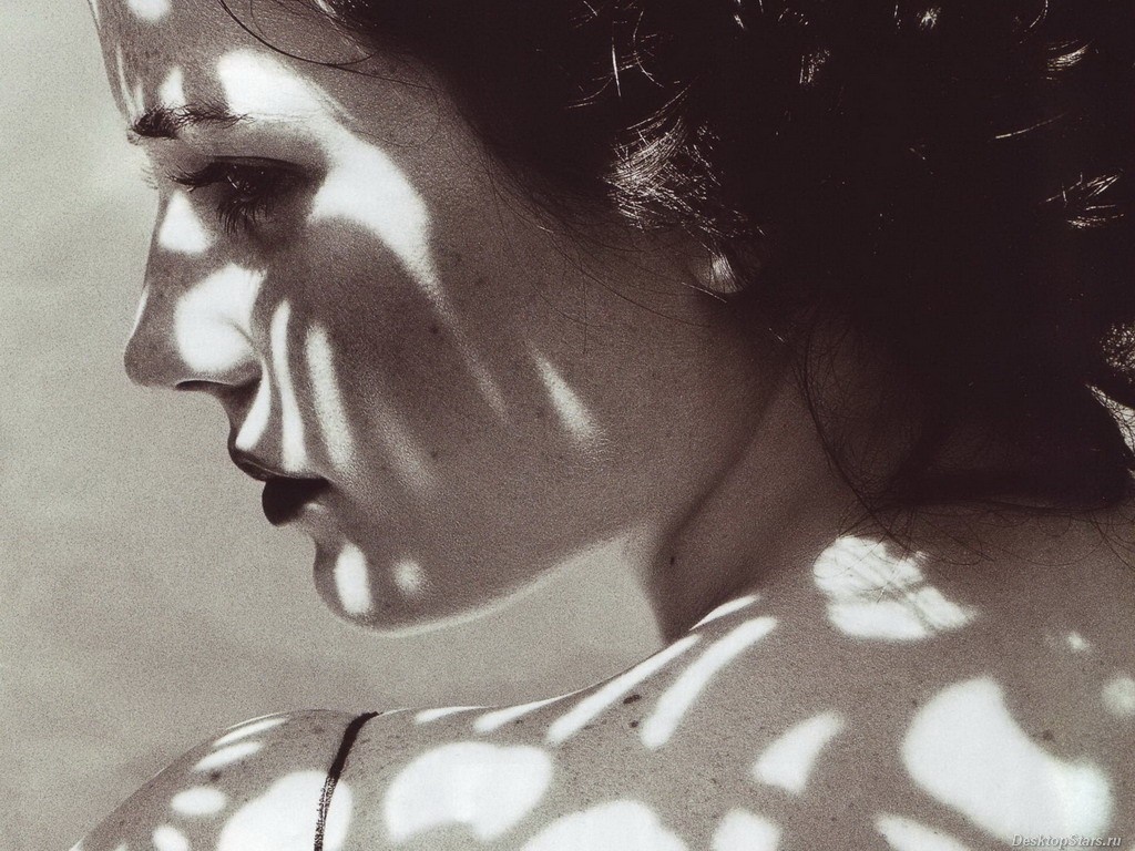 Monochrome portrait of Eva Green with dappled light HD Wallpaper