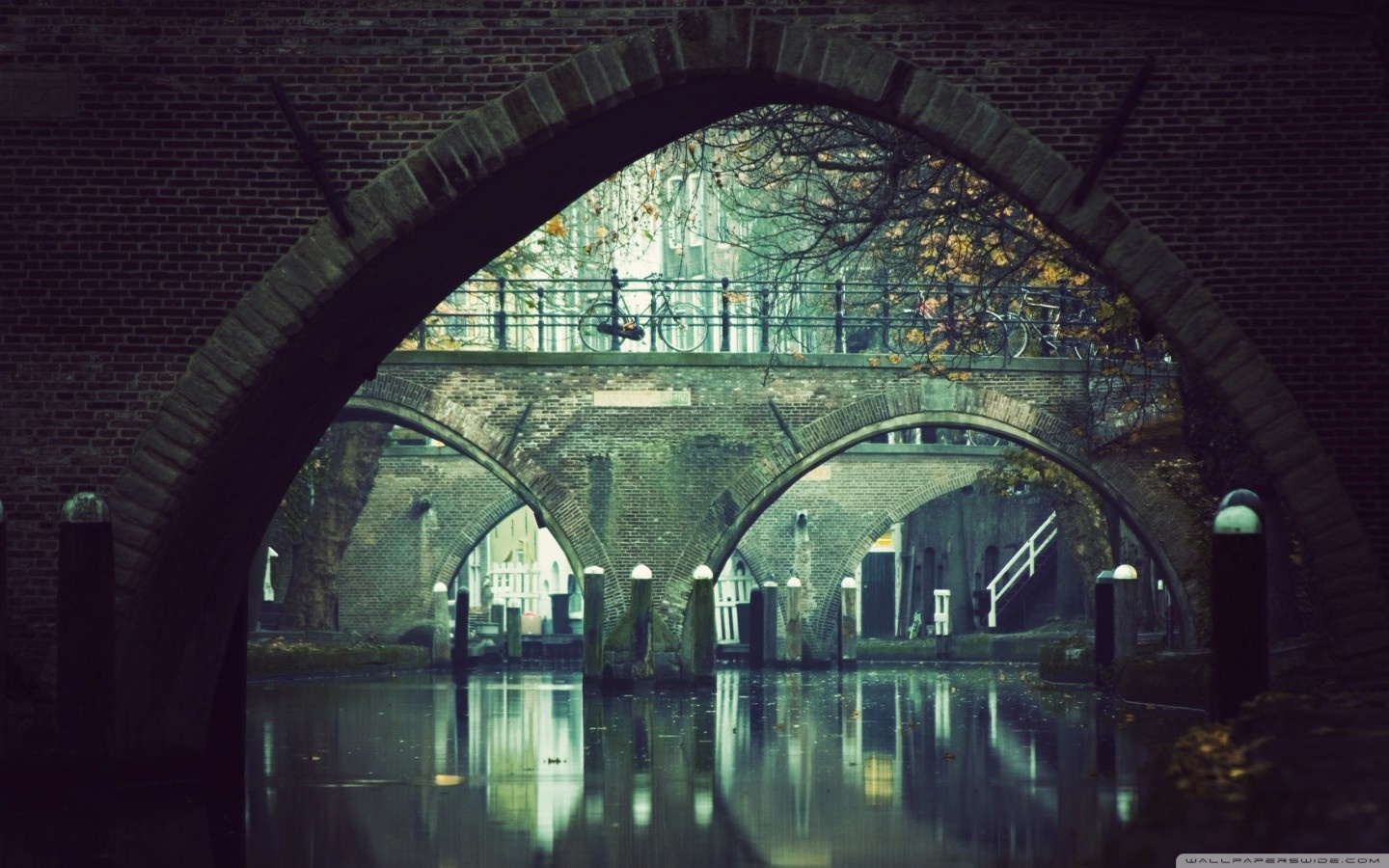 Bridge over canal in Utrecht at night HD Wallpaper