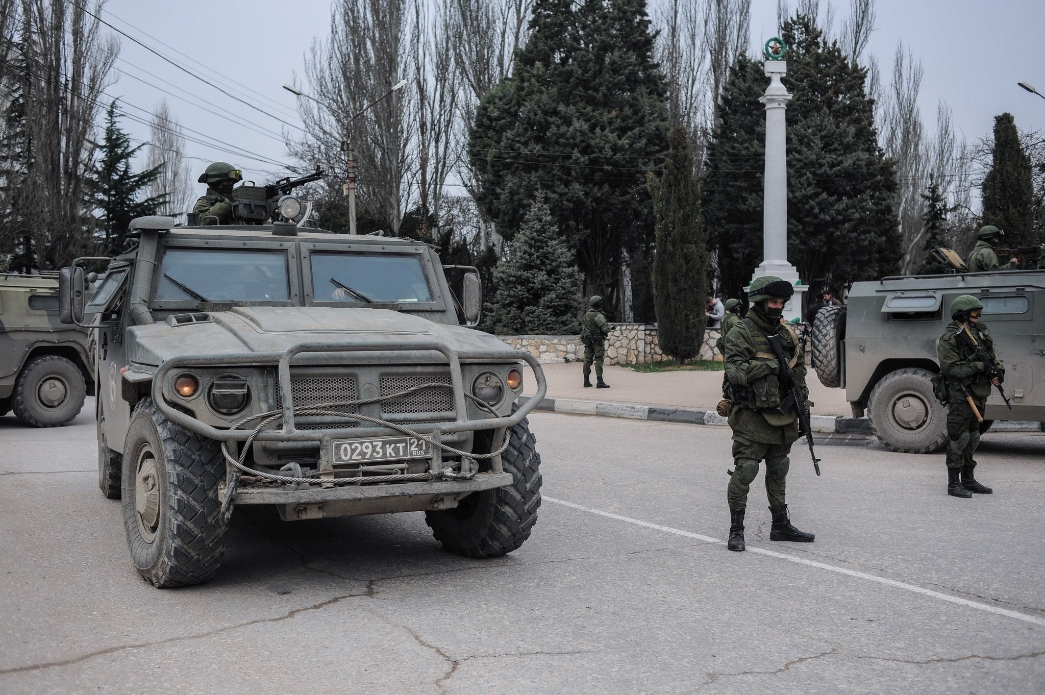 Russian Army vehicles and soldiers on street HD Wallpaper