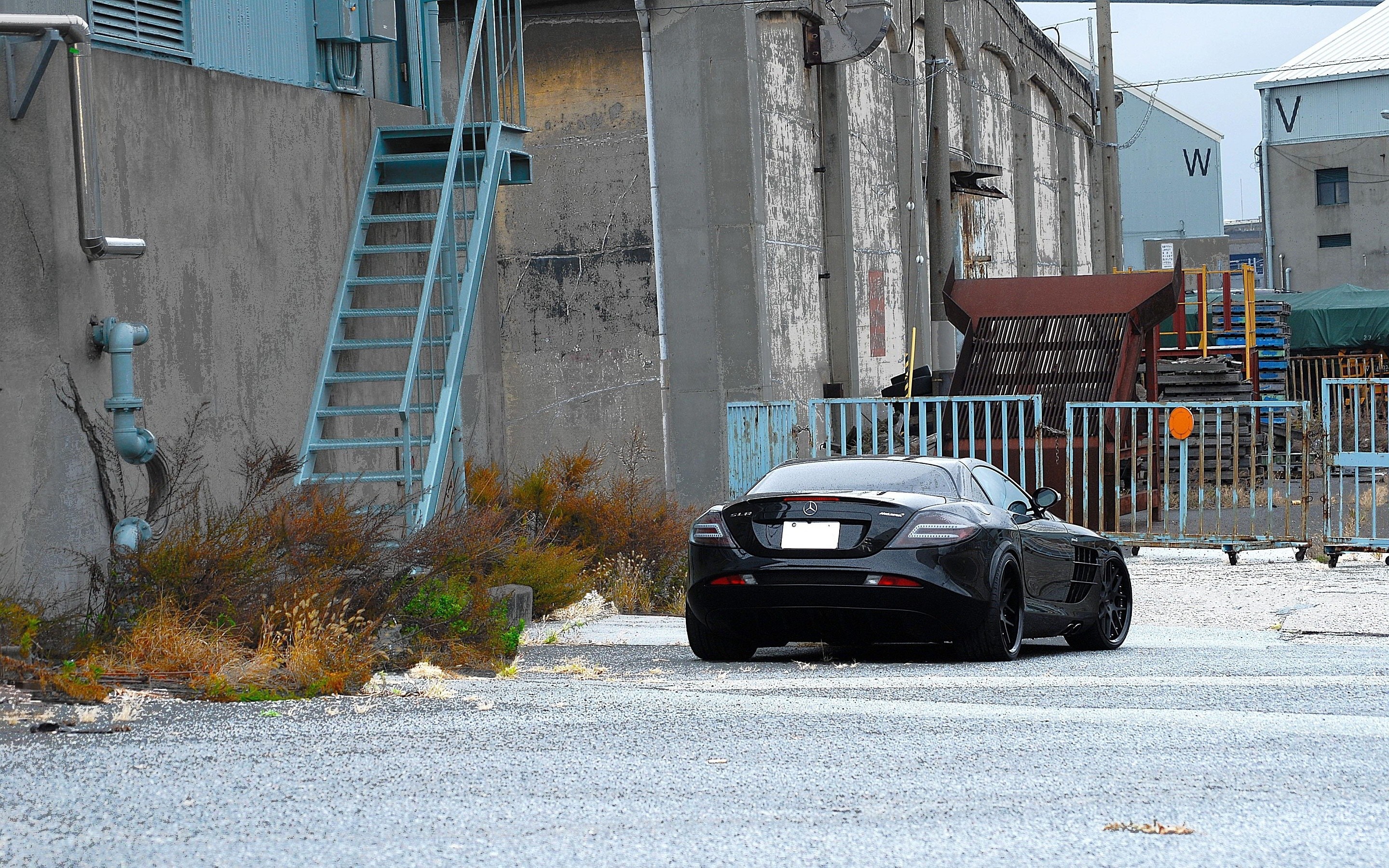 Black Mercedes-Benz SLR McLaren parked on wet asphalt HD Wallpaper