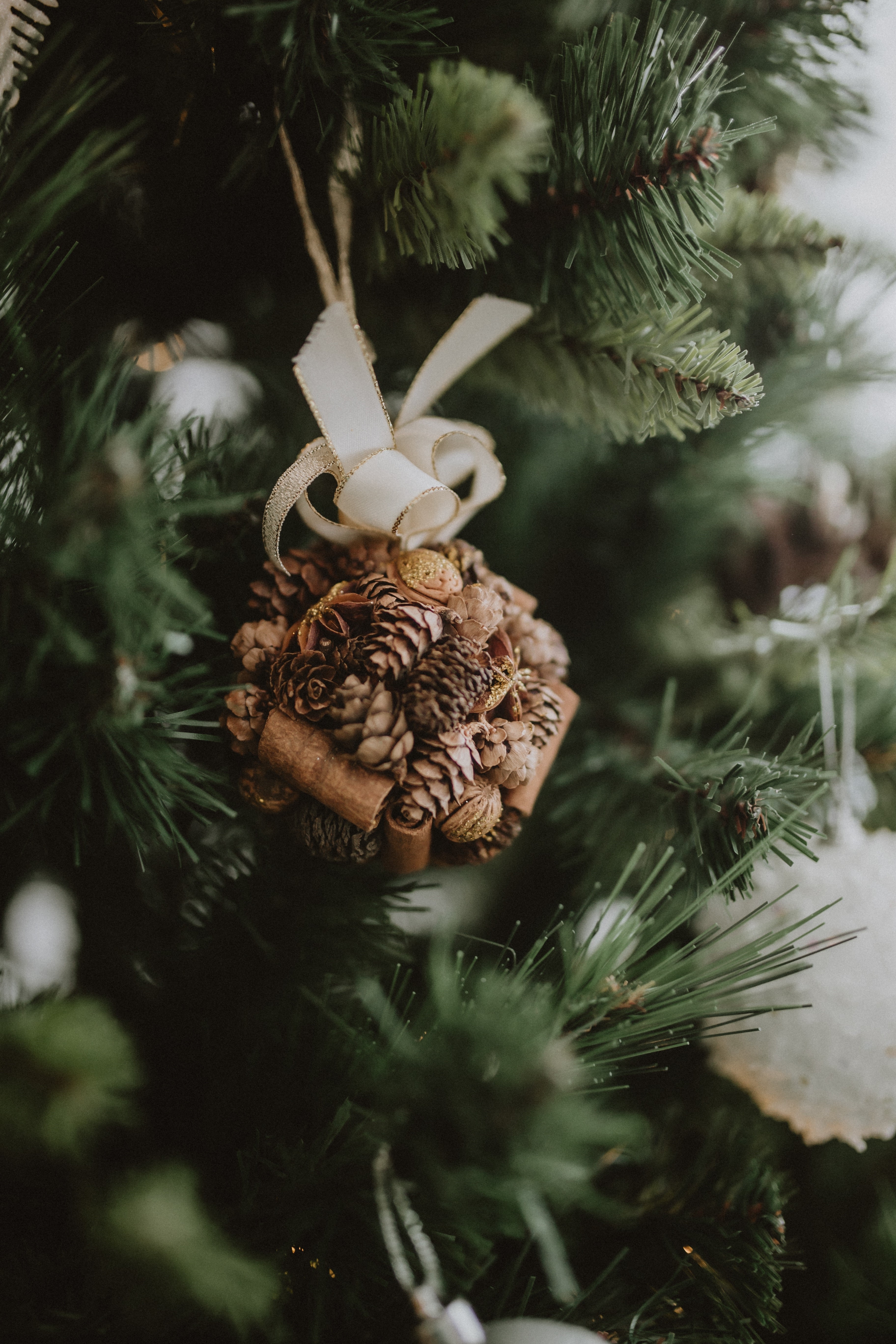 Christmas tree ornament made of pinecones and cinnamon HD Phone Wallpaper