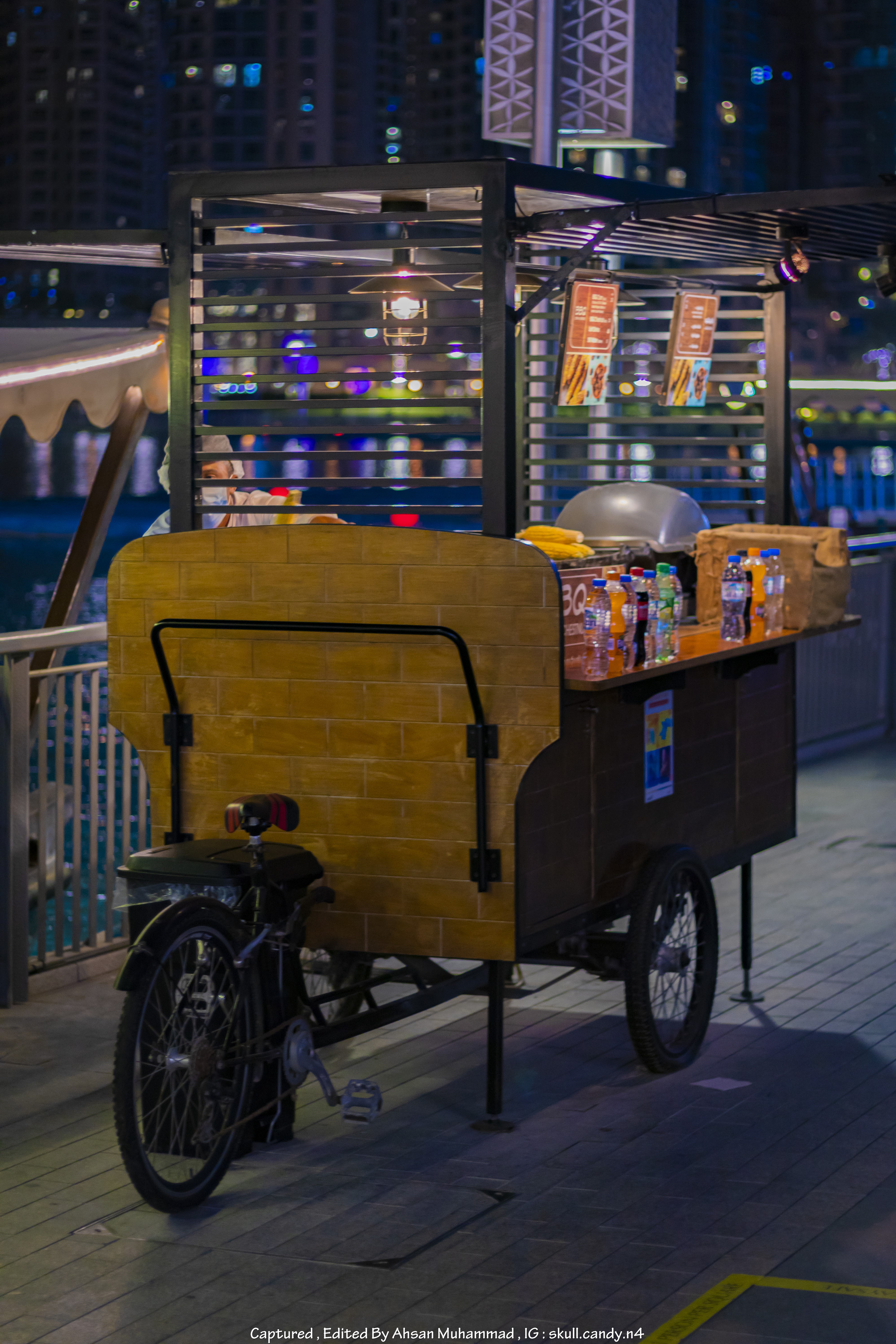 Food cart with hot dogs and drinks in Dubai HD Phone Wallpaper