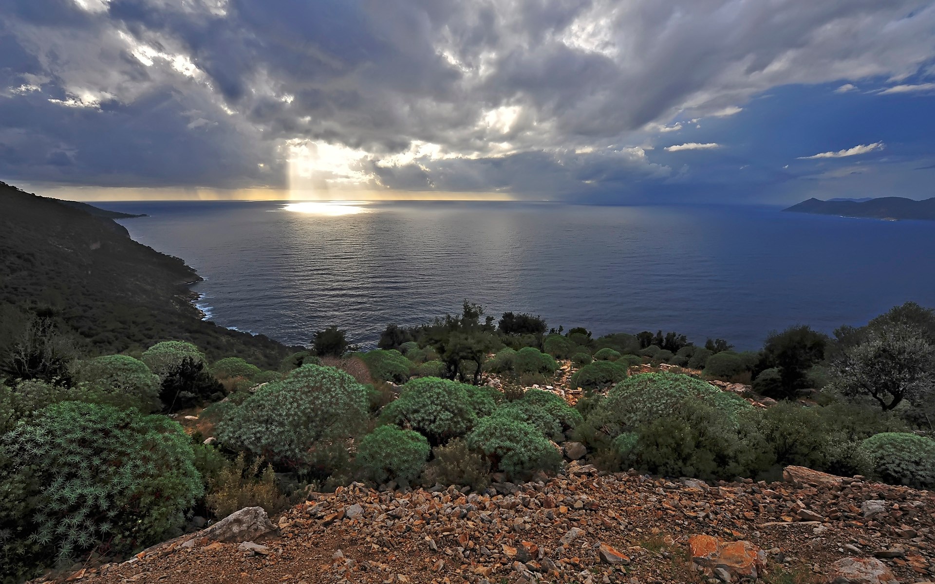 Coastal landscape with sunbeams over the sea HD Wallpaper