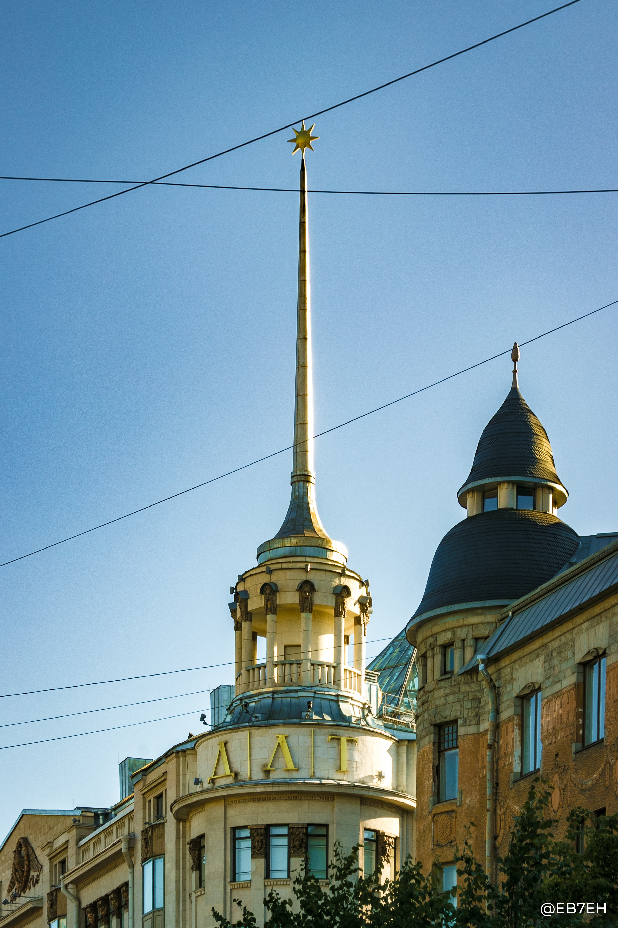 Building spire with star in Saint Petersburg, Russia HD Phone Wallpaper