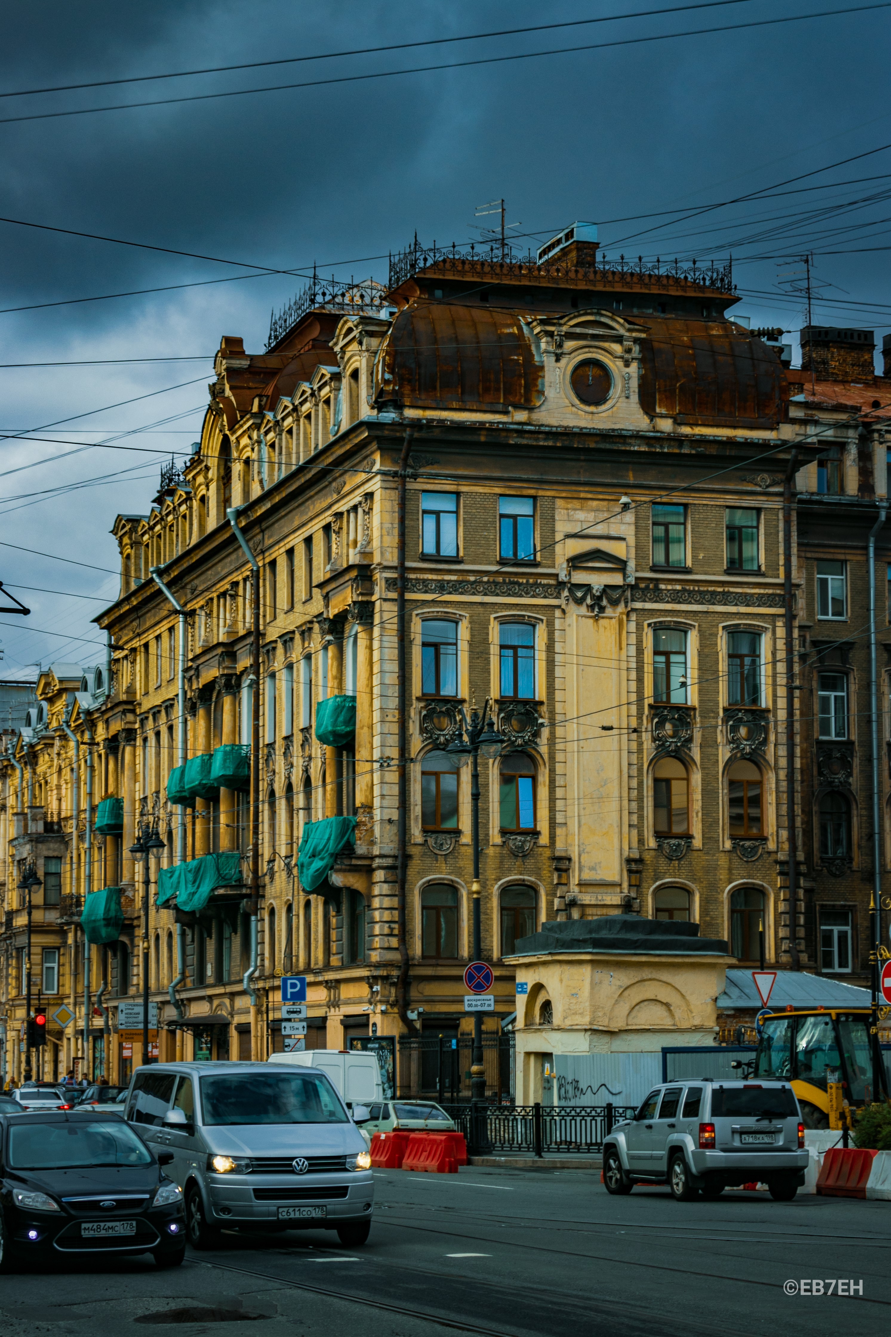 Saint Petersburg city street with old architecture and cars HD Phone Wallpaper