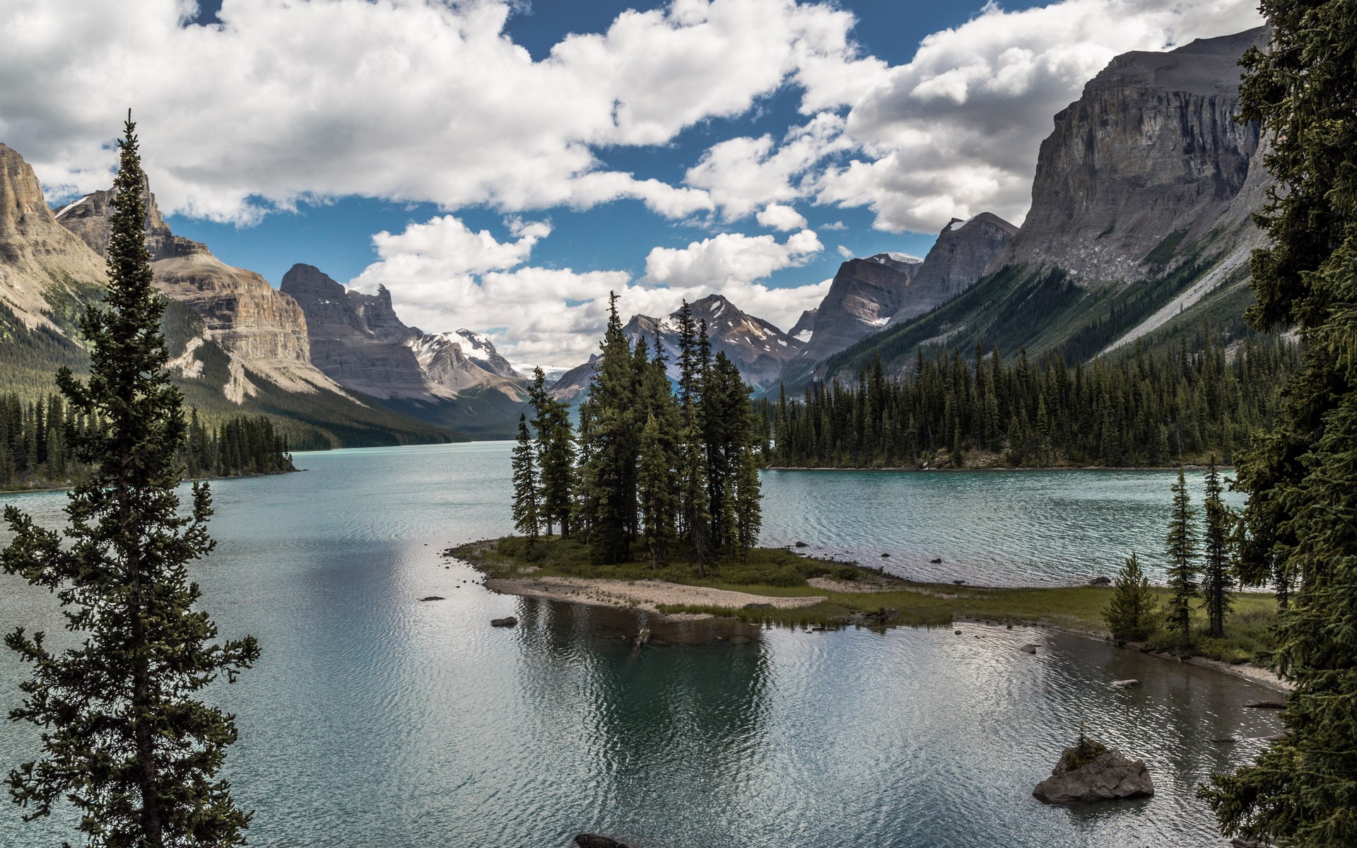 Maligne Lake with Spirit Island and mountains HD Wallpaper