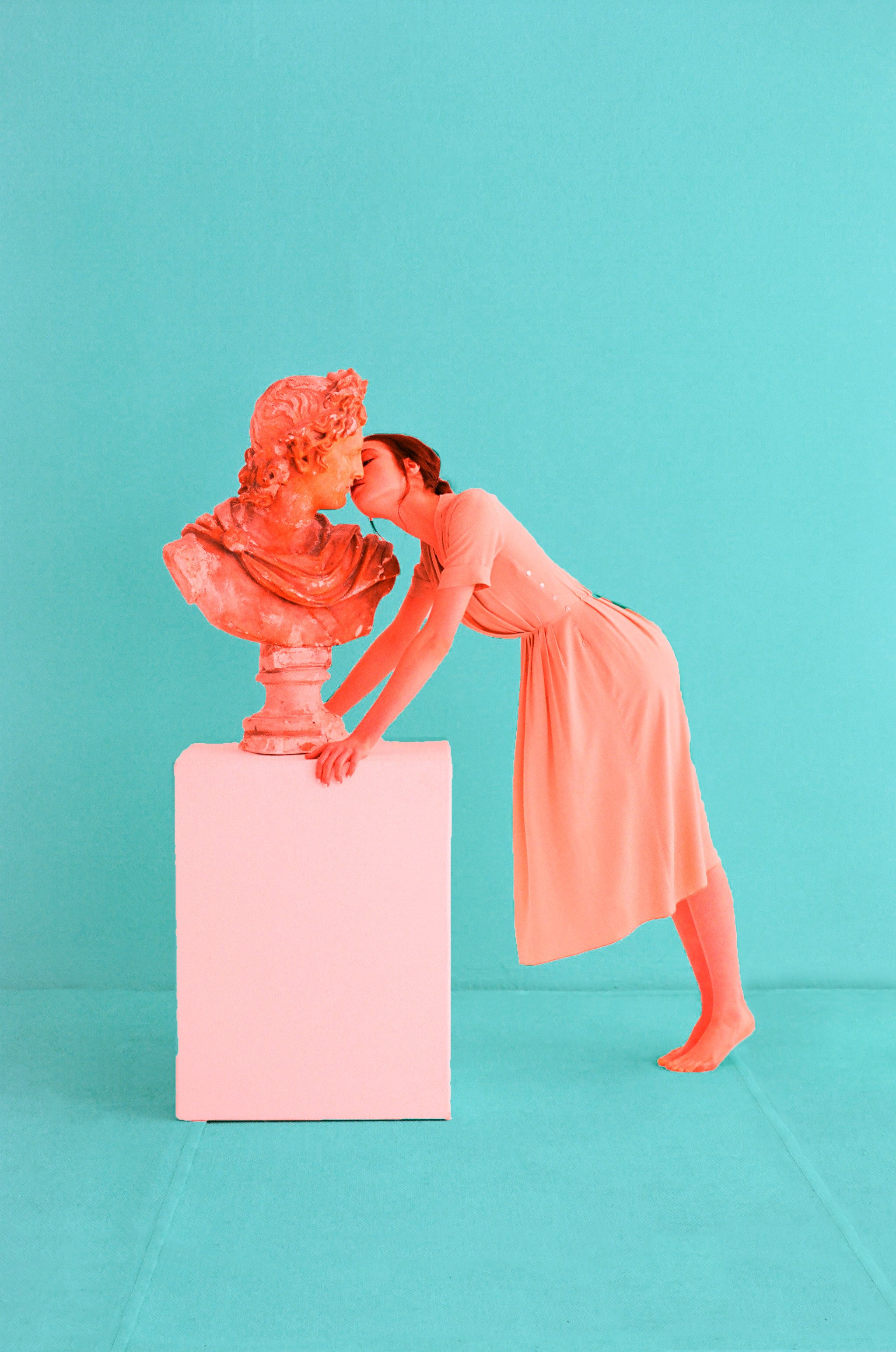 Woman kissing a coral bust on a pedestal HD Phone Wallpaper