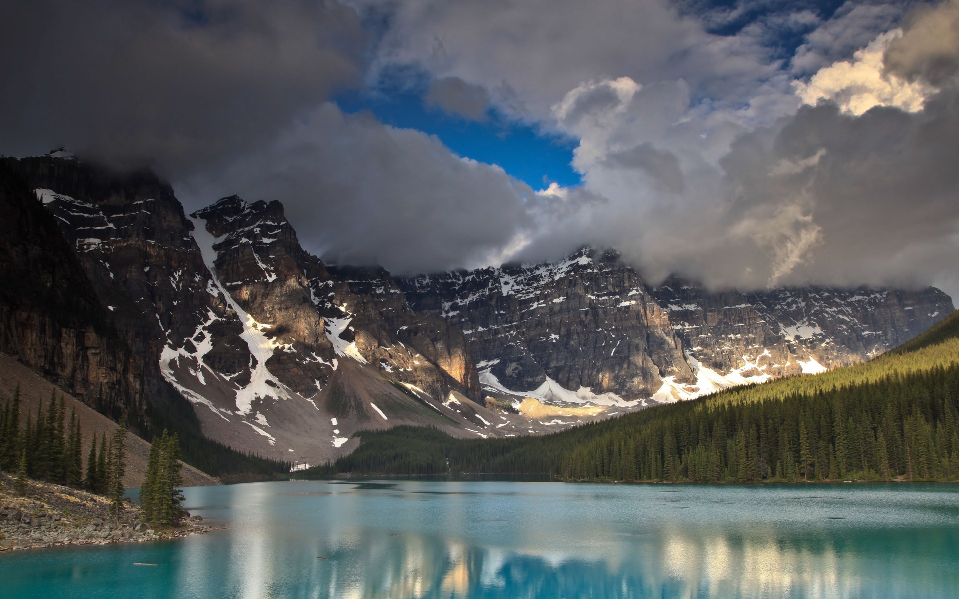 Moraine Lake and Mountains in Banff National Park HD Wallpaper