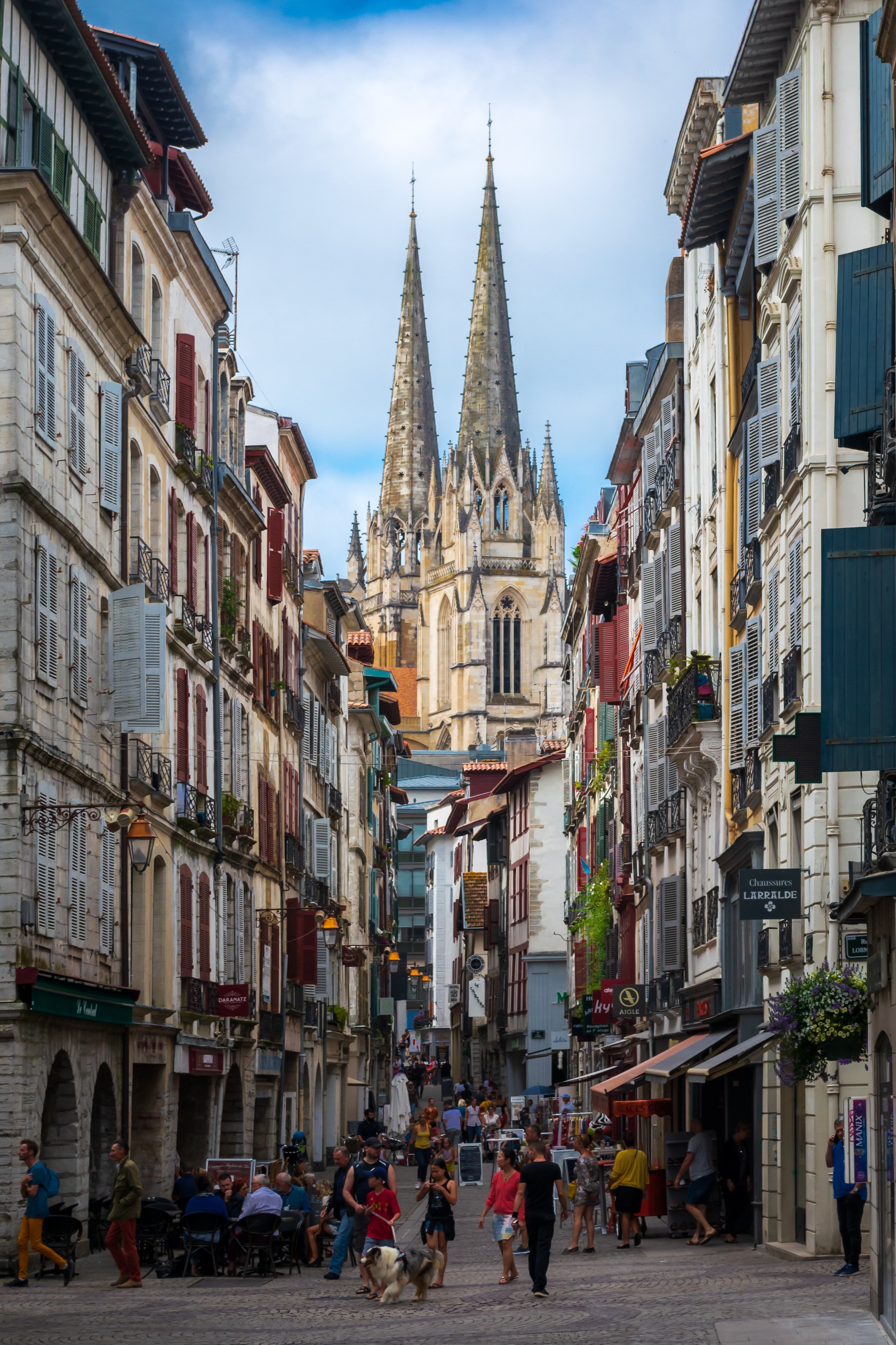Street view of Bayonne Cathedral, France HD Phone Wallpaper